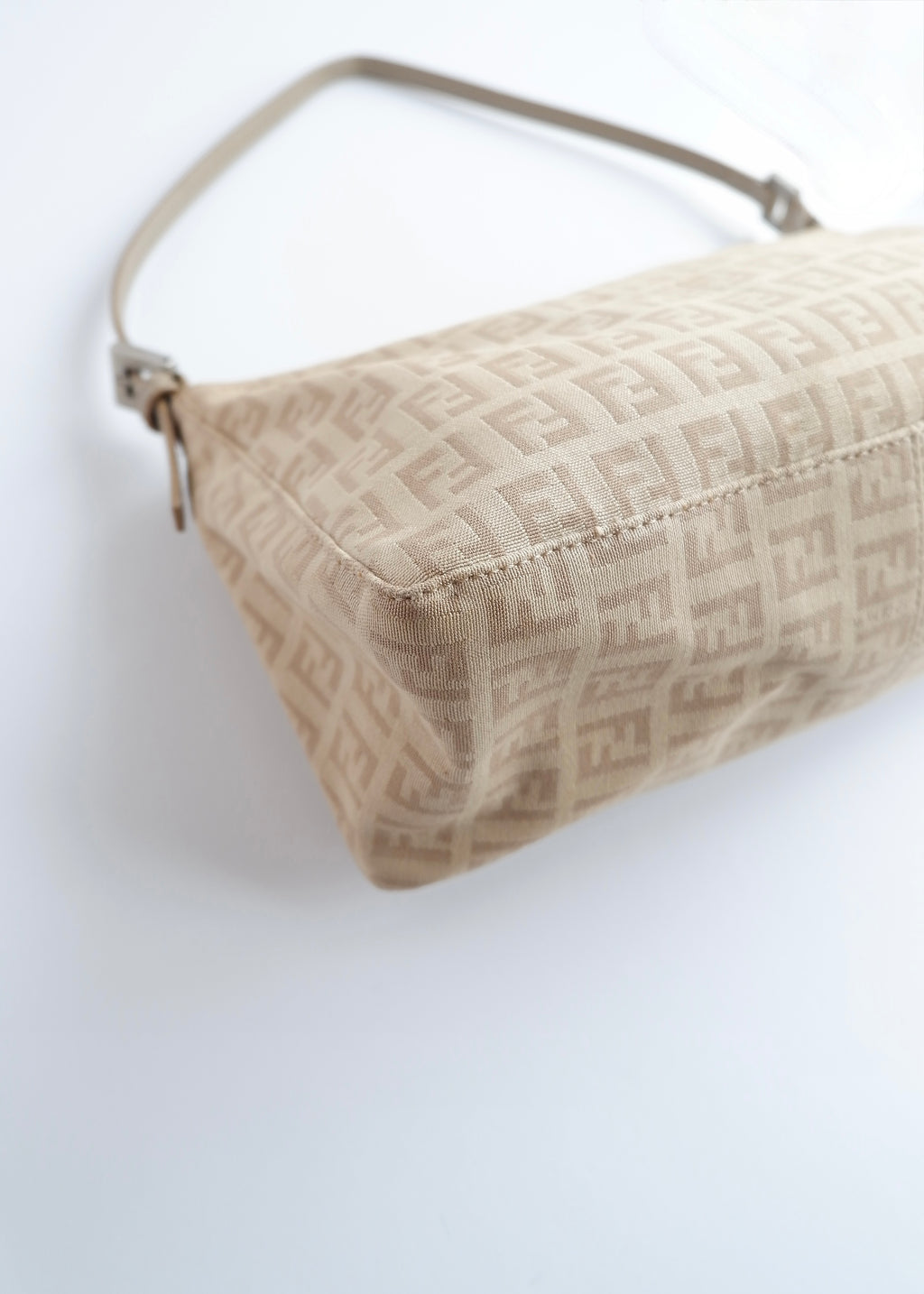 Authentique sac porté épaule Fendi Zucchino Pochette beige d'occasion