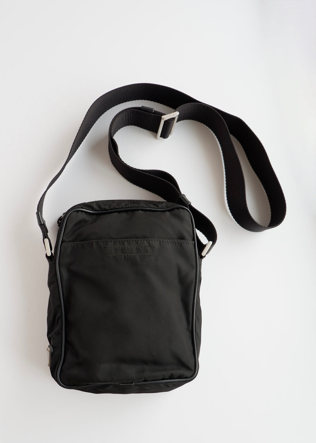 Sac bandoulière Prada en nylon noir authentique d'occasion