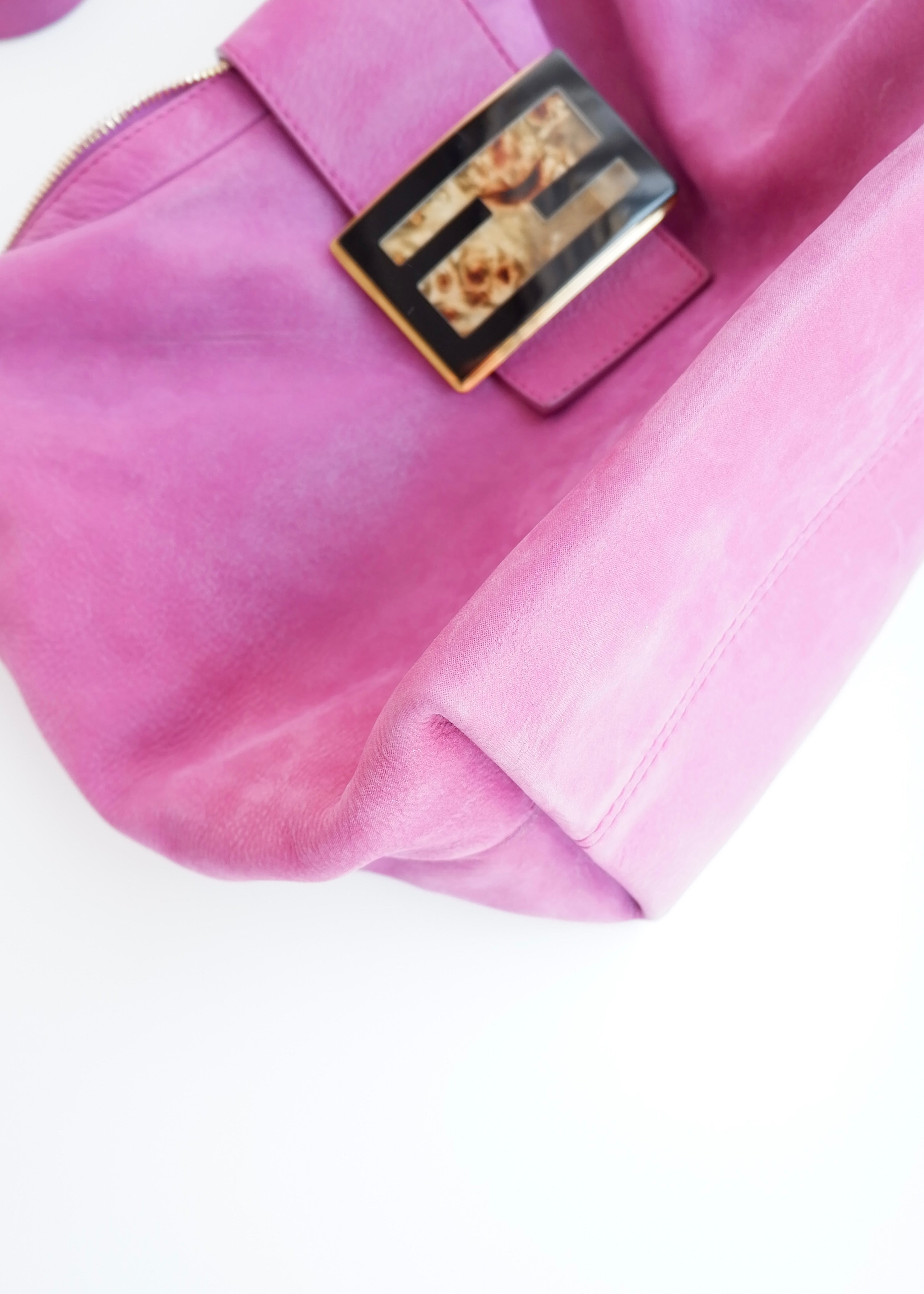 Authentique sac porté épaule Fendi hobo en daim magenta d'occasion