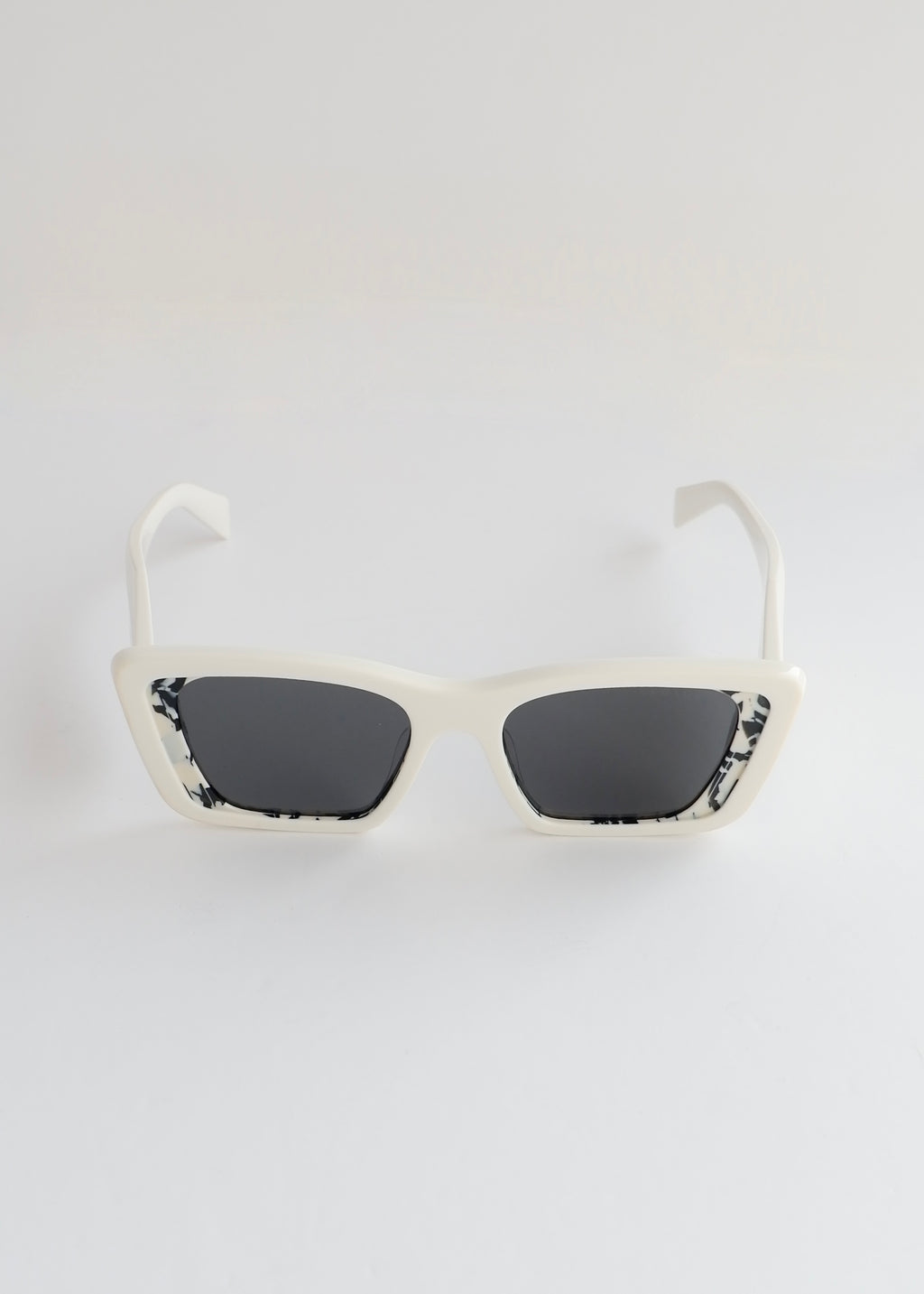Authentiques lunettes de soleil œil-de-chat Prada blanches d'occasion