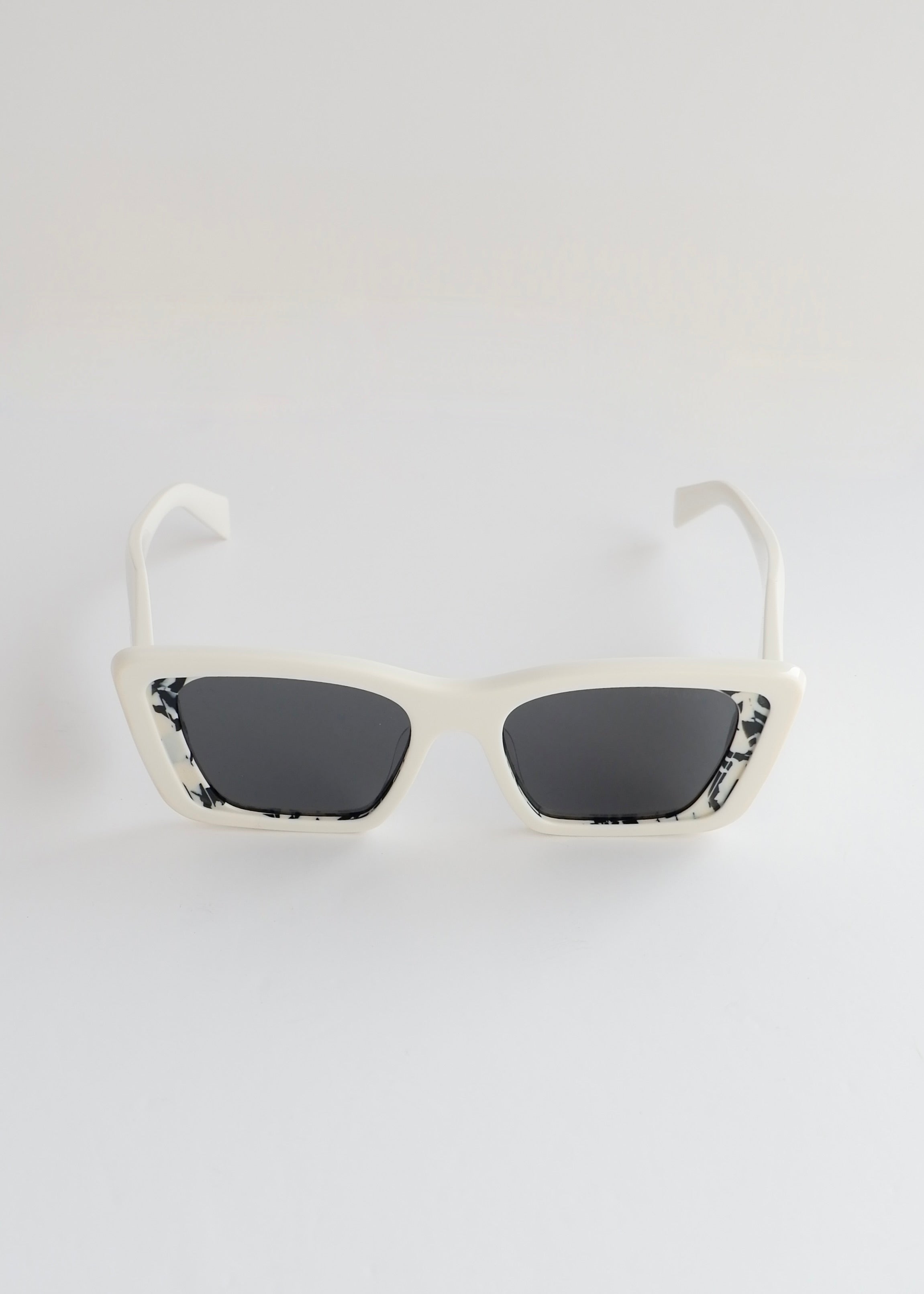 Authentiques lunettes de soleil œil-de-chat Prada blanches d'occasion