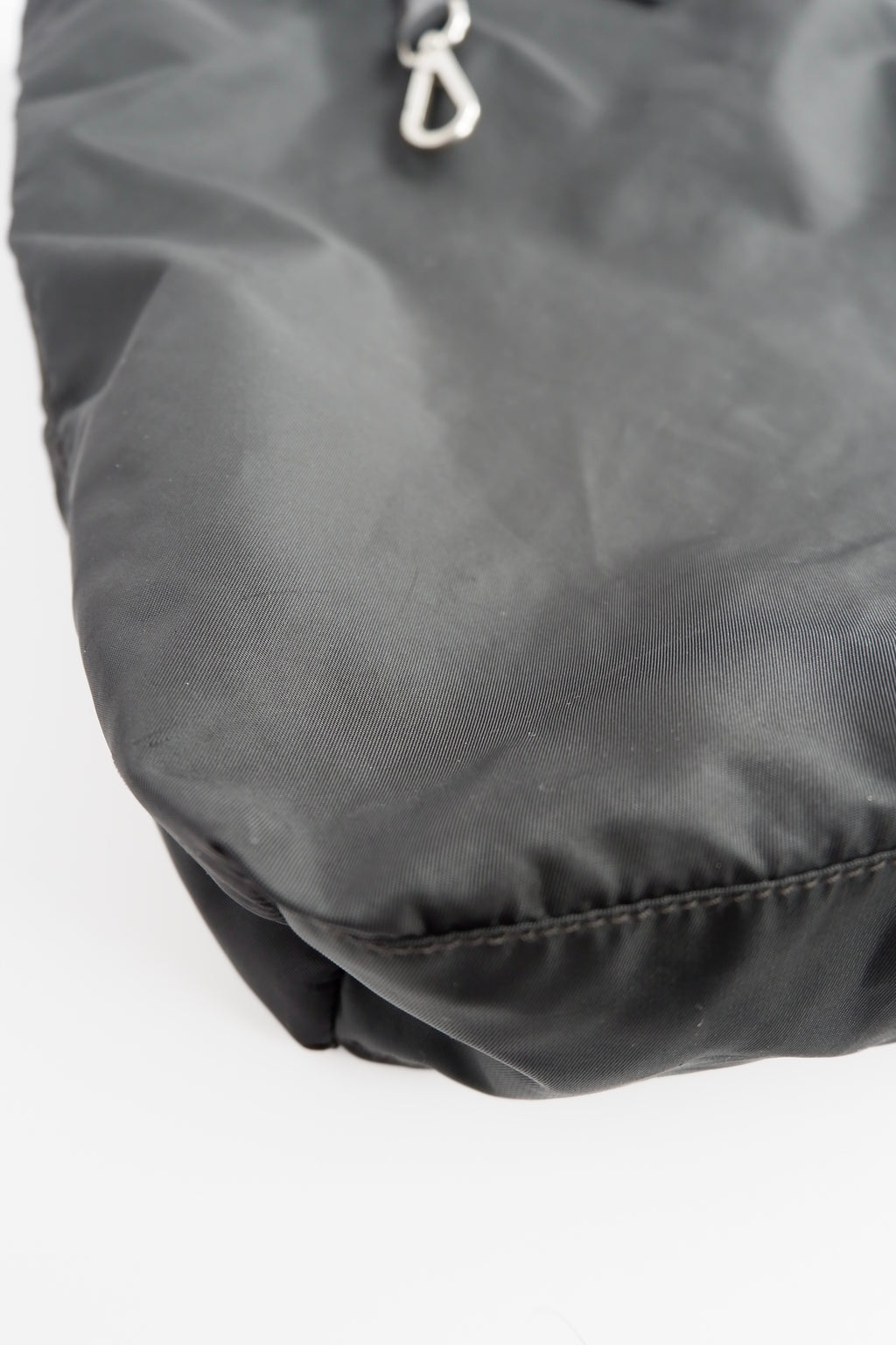 Sac cabas Prada authentique en nylon noir d'occasion
