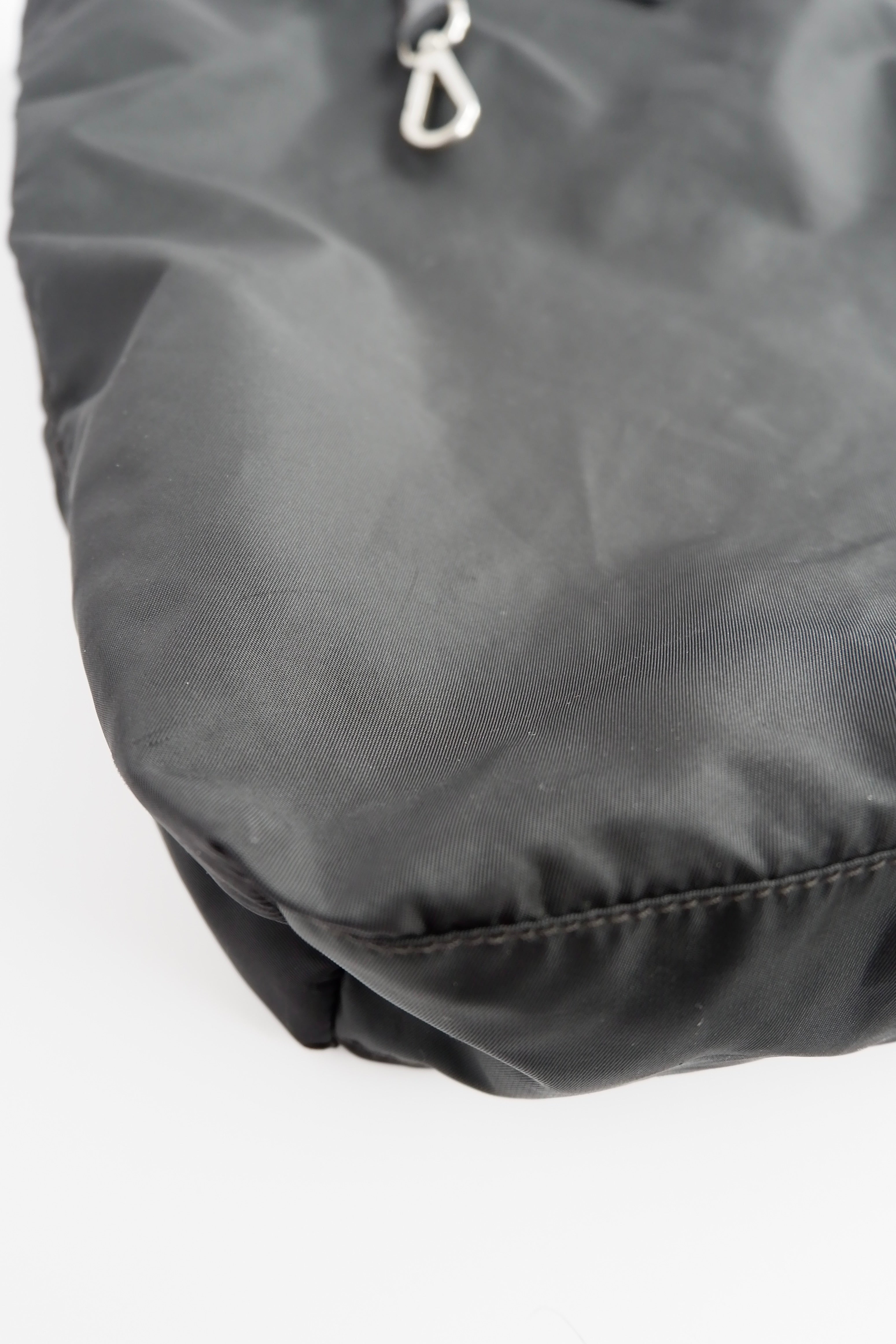 Sac cabas Prada authentique en nylon noir d'occasion