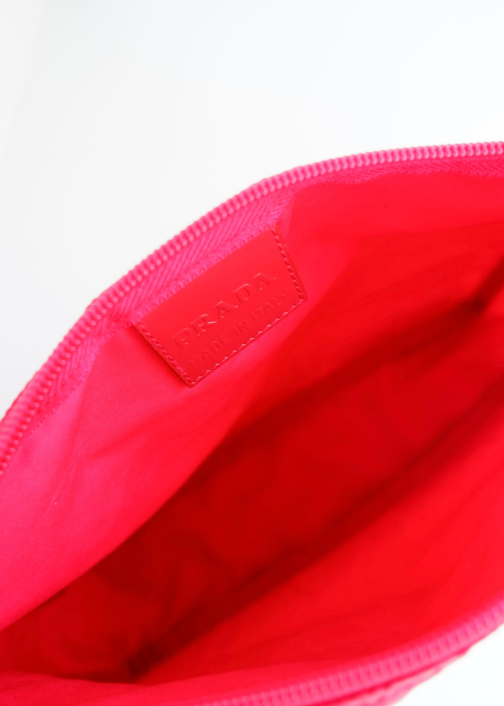 Pochette Prada authentique d'occasion en nylon rouge