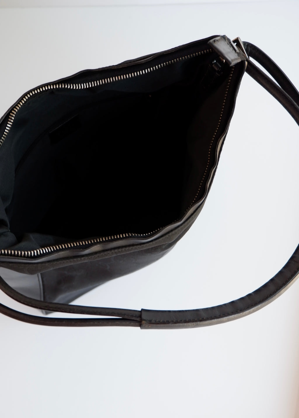 Sac bandoulière Gucci authentique d'occasion en toile/cuir noir imprimé GG