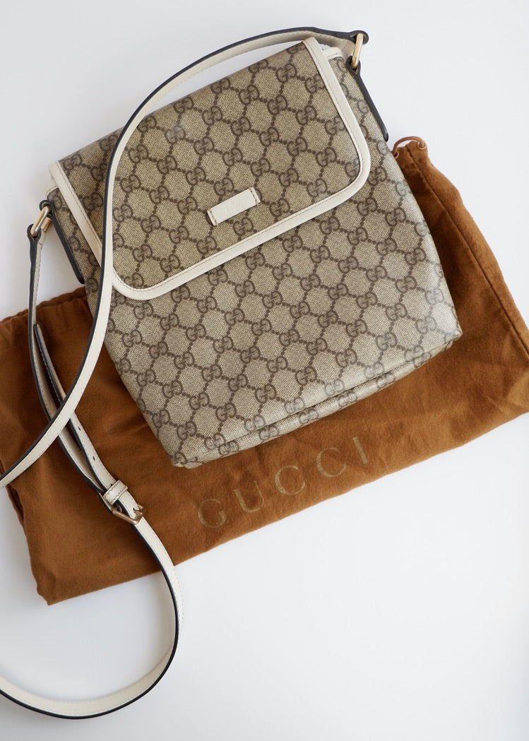 Authentique Sac bandoulière Gucci en toile GG blanche d'occasion