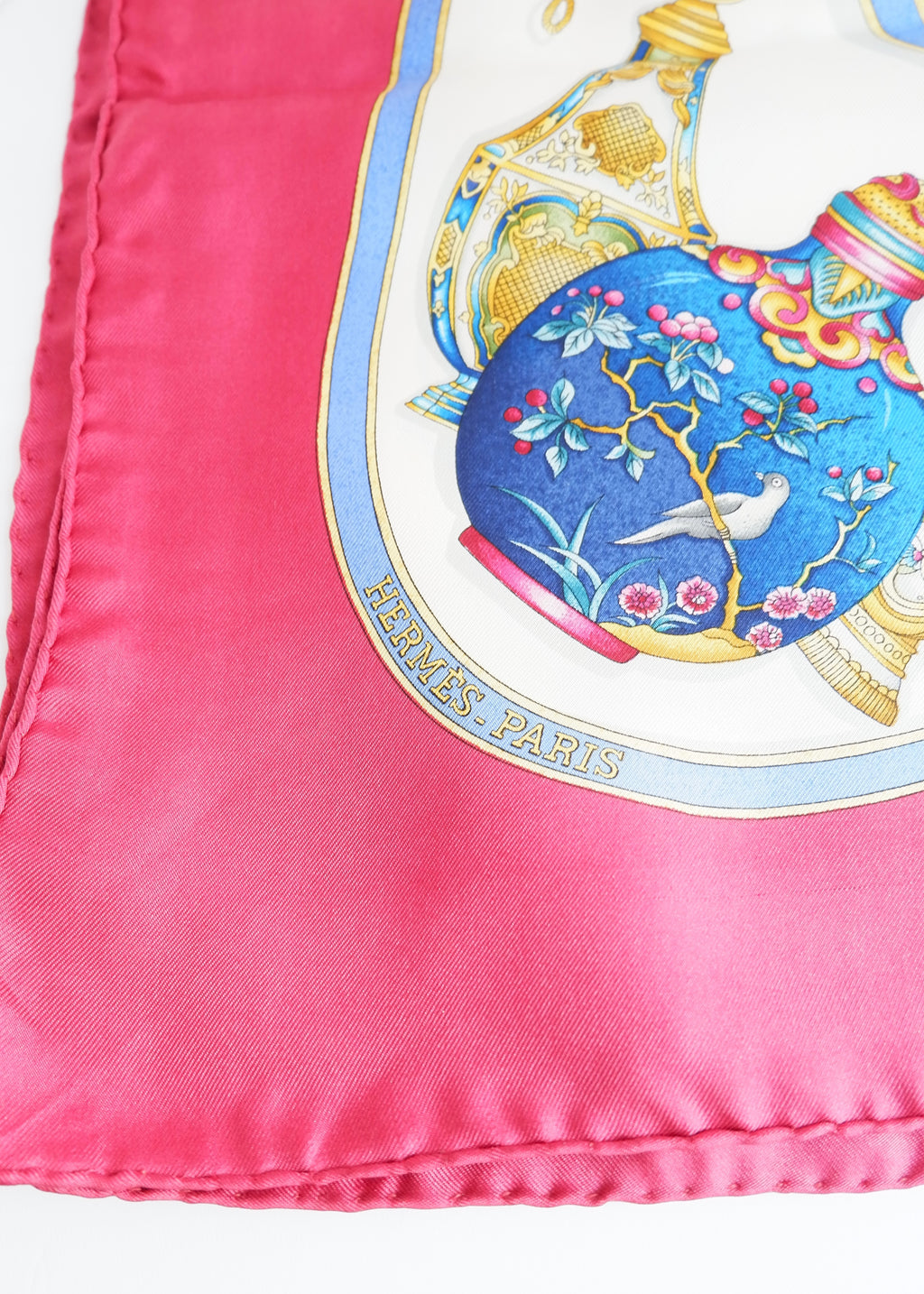 Authentique Foulard en Soie Imprimé Bouteille Antique Hermes d'occasion
