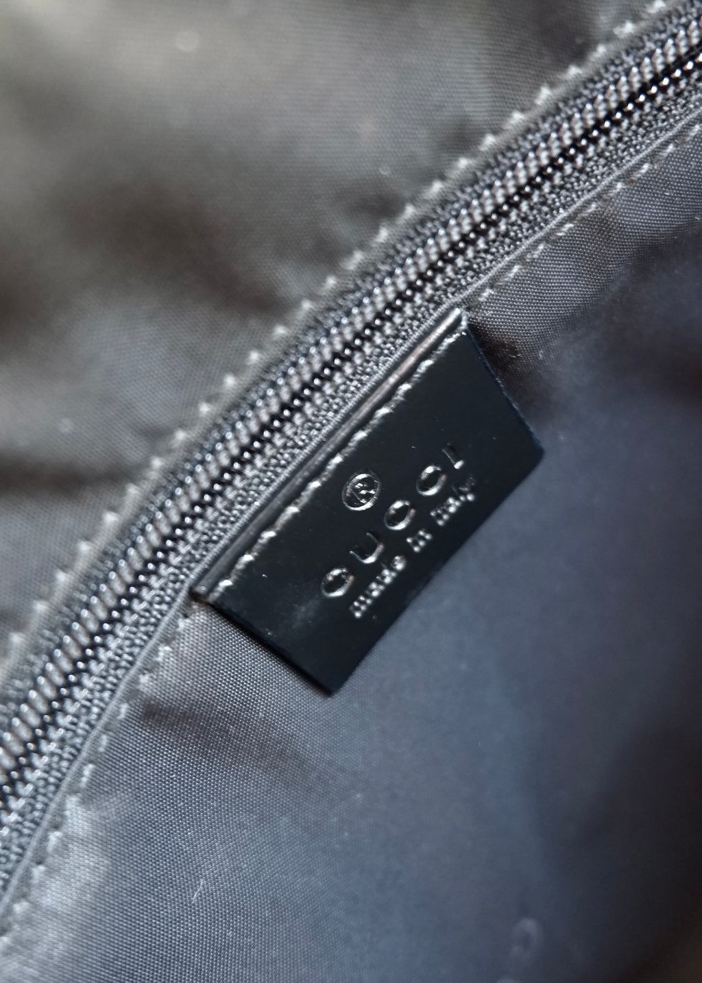 Sac bandoulière long Gucci authentique d'occasion en cuir verni noir