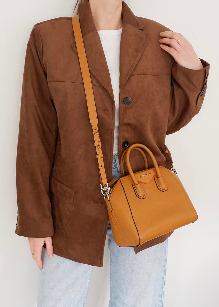 Authentique sac bandoulière Givenchy Antigona petit modèle en cuir couleur camel, d'occasion