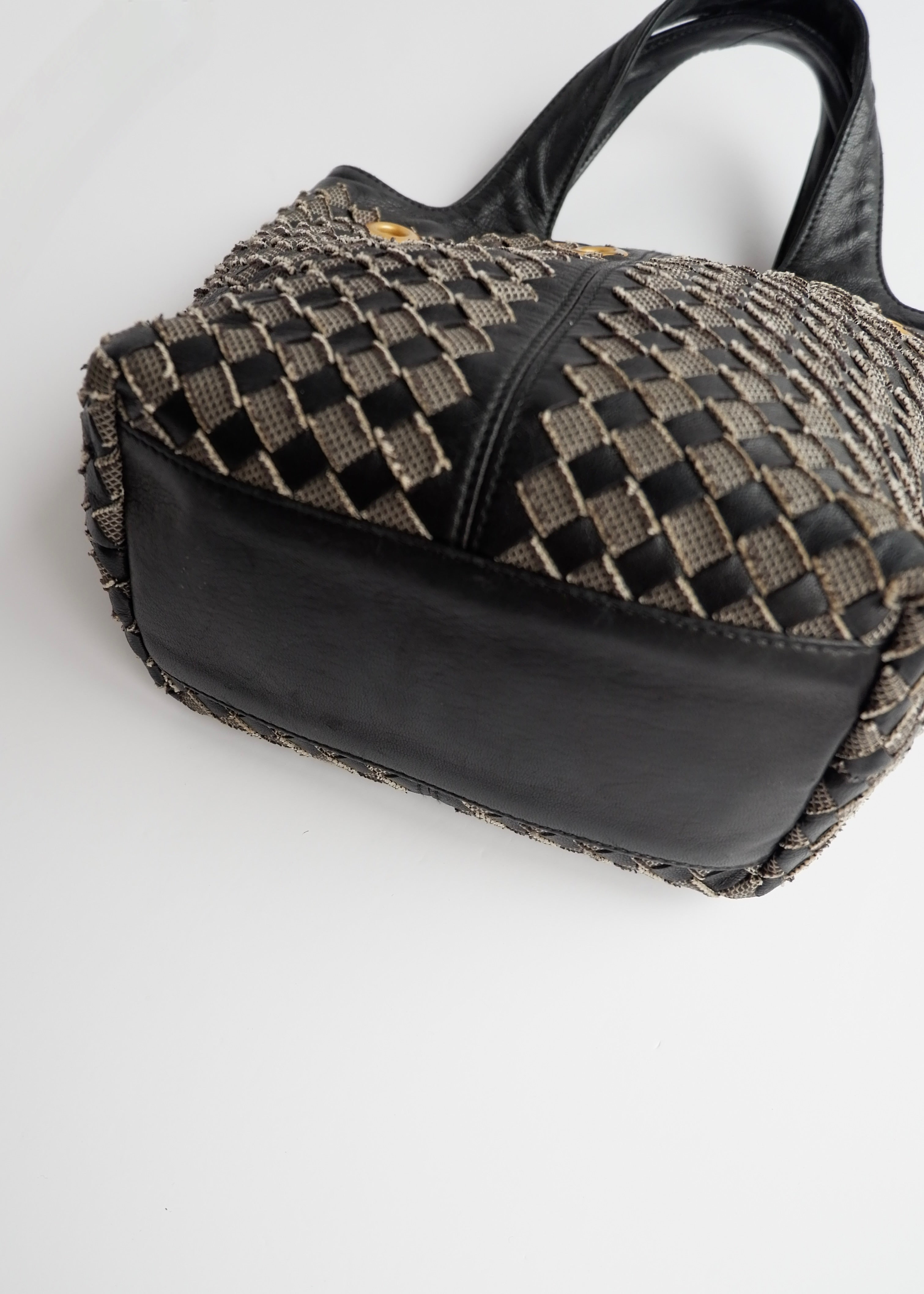 Sac à main Bottega Veneta Intrecciato en cuir noir clouté/riveté doré, authentique et d'occasion.