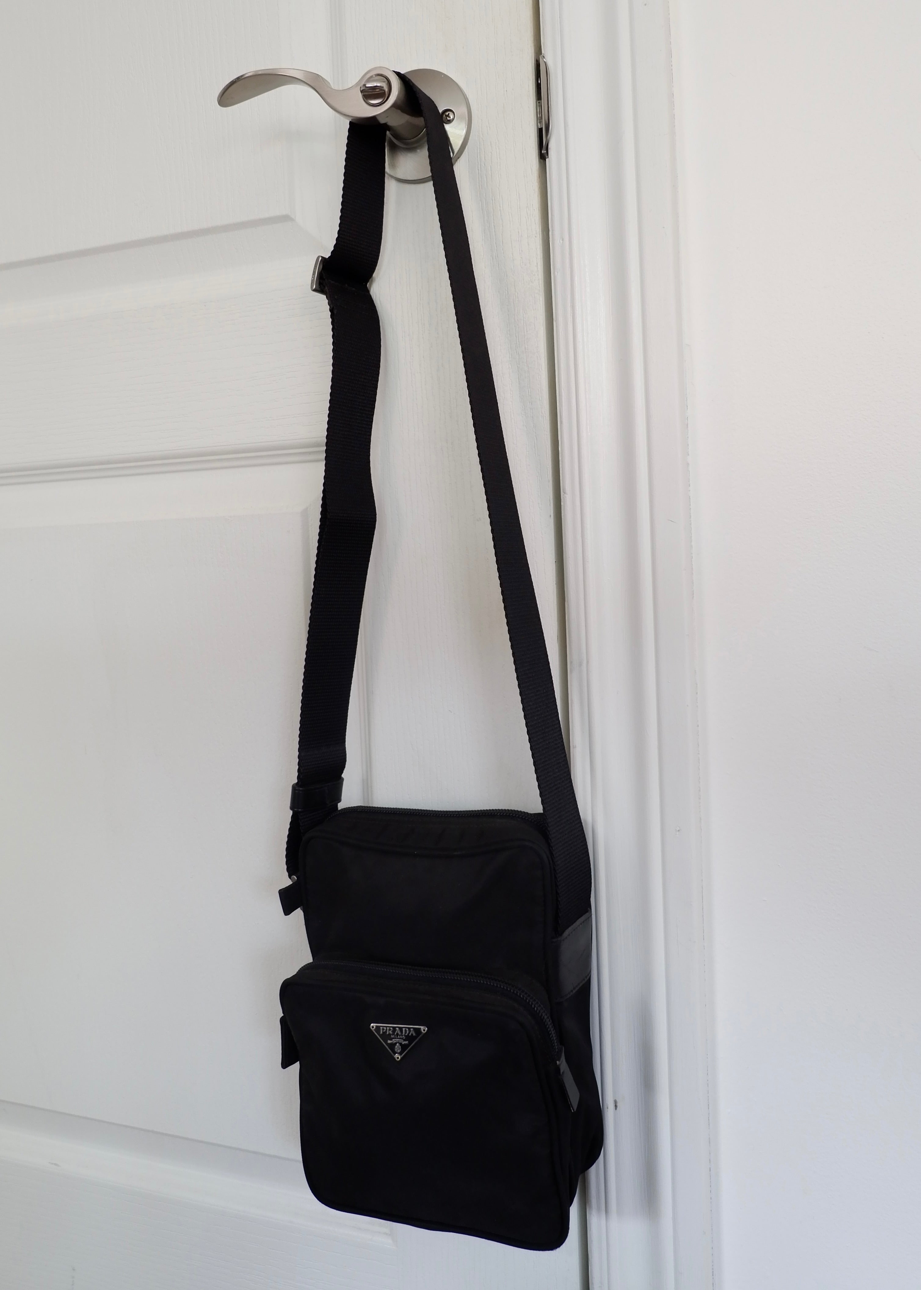 Authentique sac à bandoulière en nylon noir Prada d'occasion