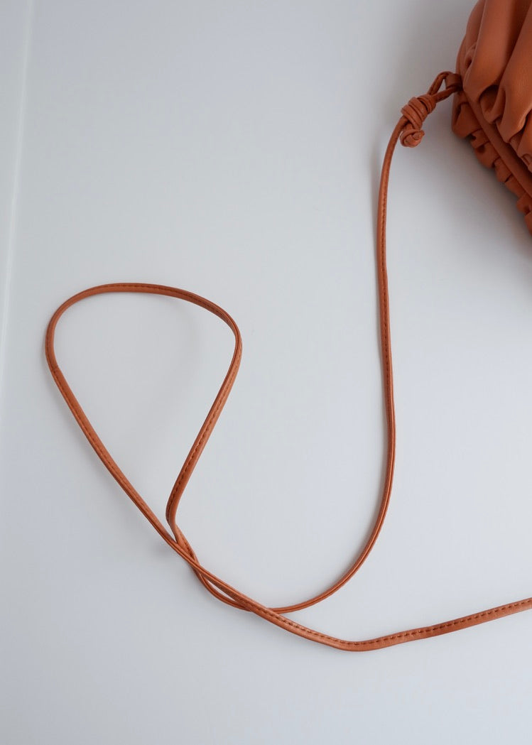 Authentique sac bandoulière Bottega Veneta Mini Pouch en cuir marron d'occasion