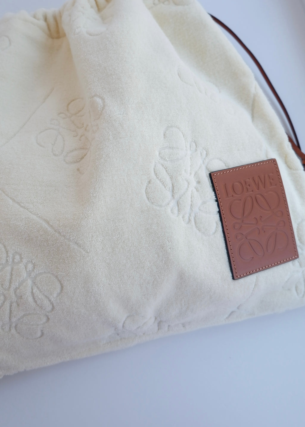 Pochette Loewe x Paula's Ibiza en tissu éponge crème, authentique et d'occasion