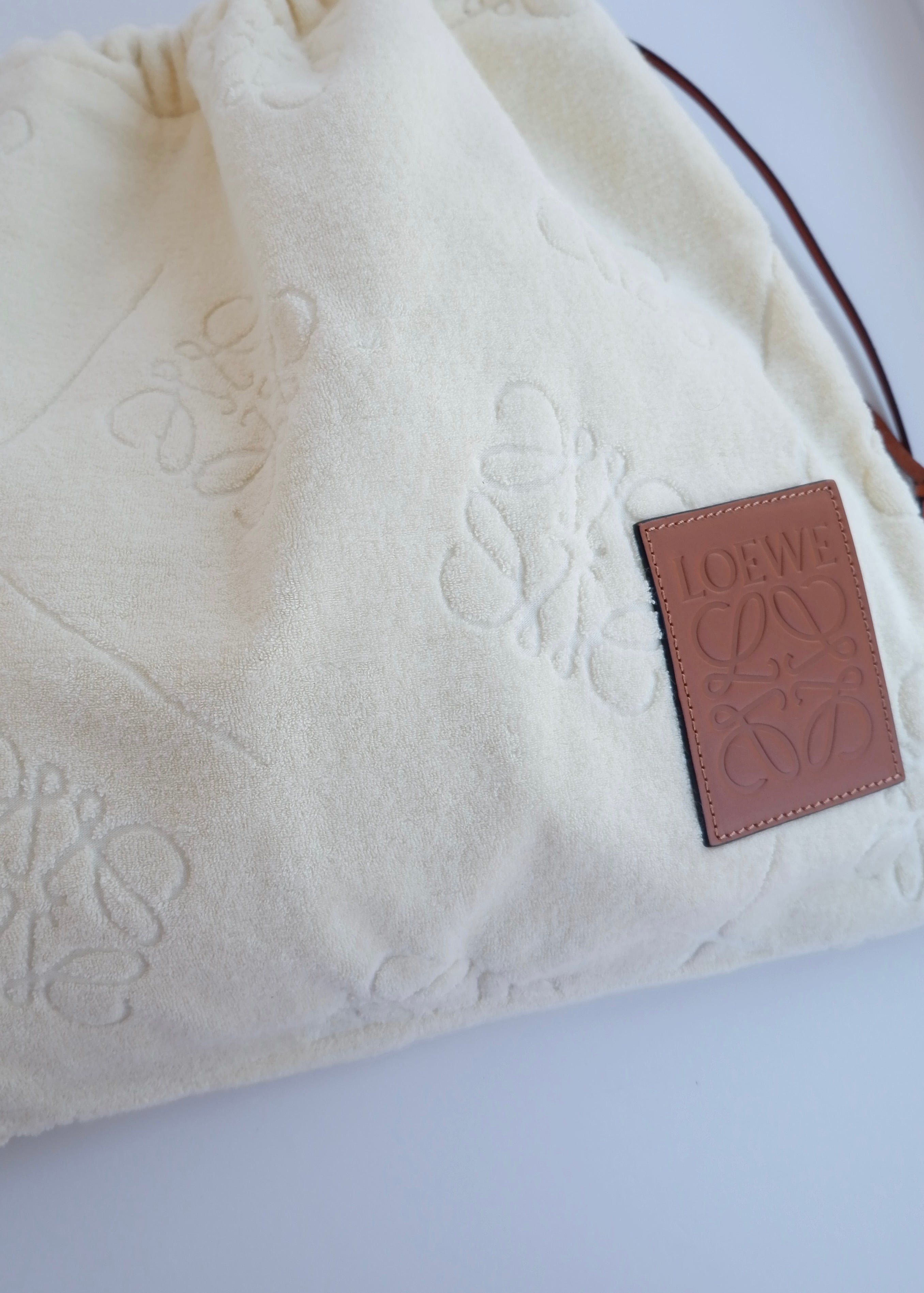 Pochette Loewe x Paula's Ibiza en tissu éponge crème, authentique et d'occasion