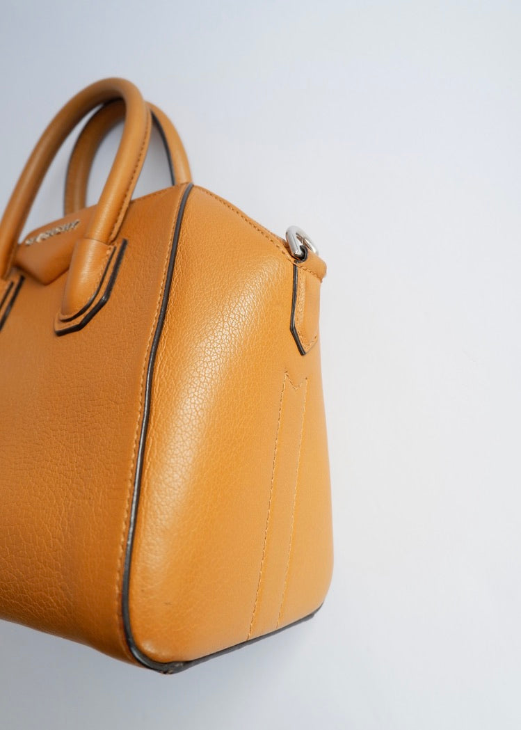 Authentique sac bandoulière Givenchy Antigona petit modèle en cuir couleur camel, d'occasion