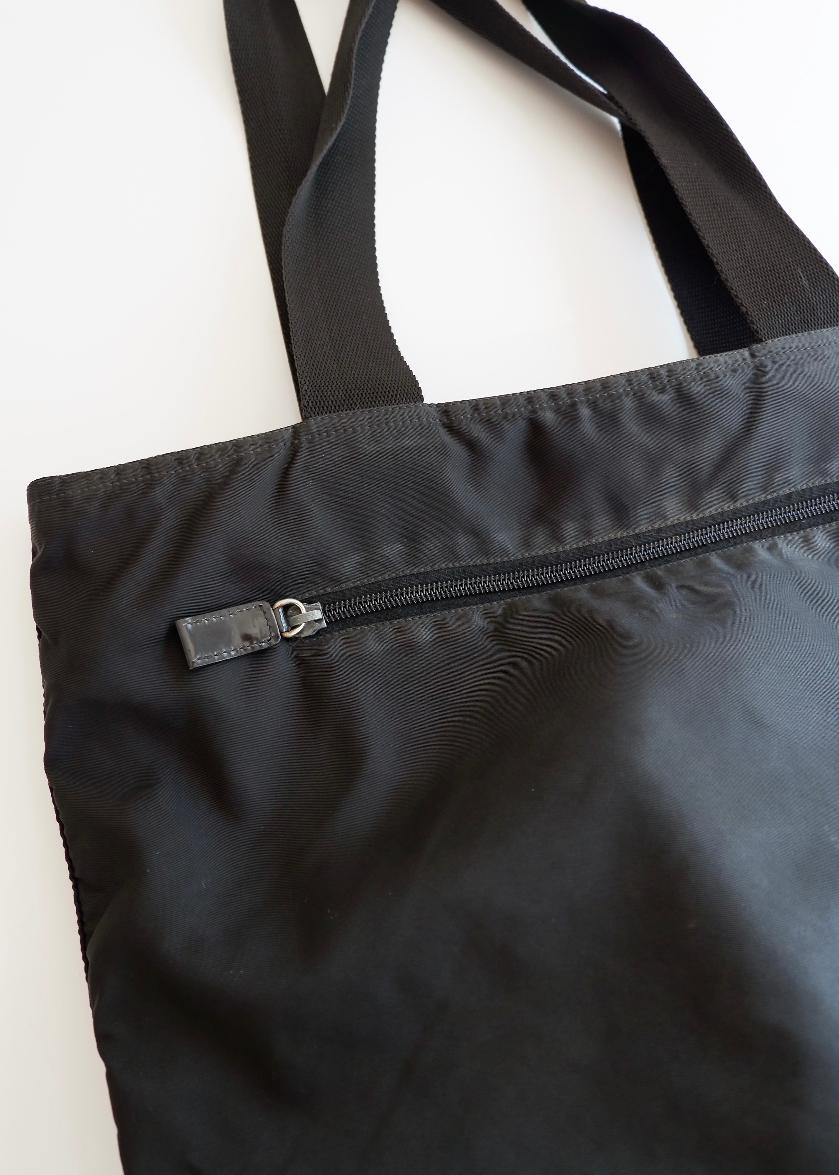 Sac cabas Prada authentique d'occasion en nylon noir à longue bandoulière