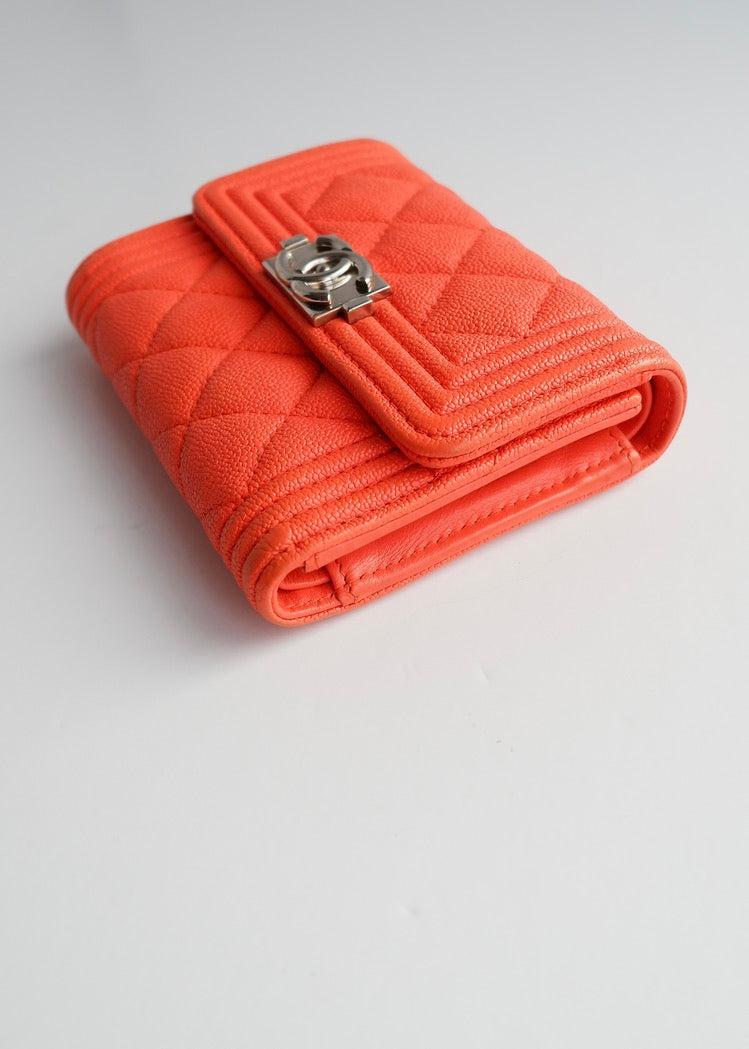 Portefeuille Chanel Boy d'occasion authentique en cuir grainé orange