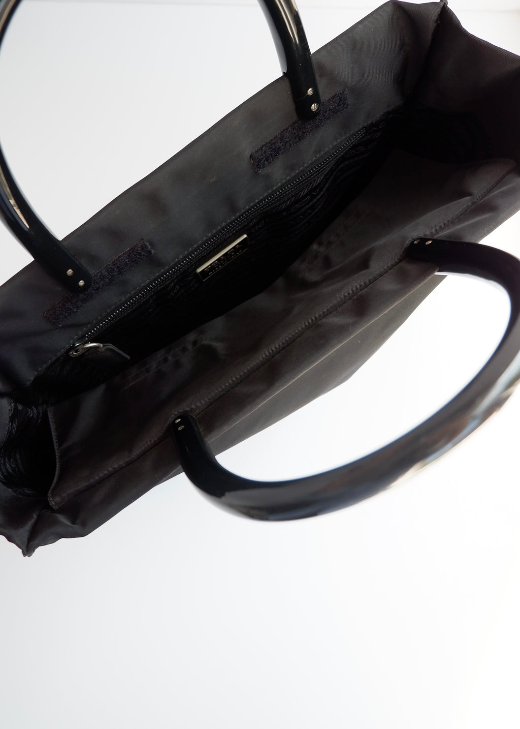 Sac à main Prada d'occasion authentique en nylon noir avec anse en acétate