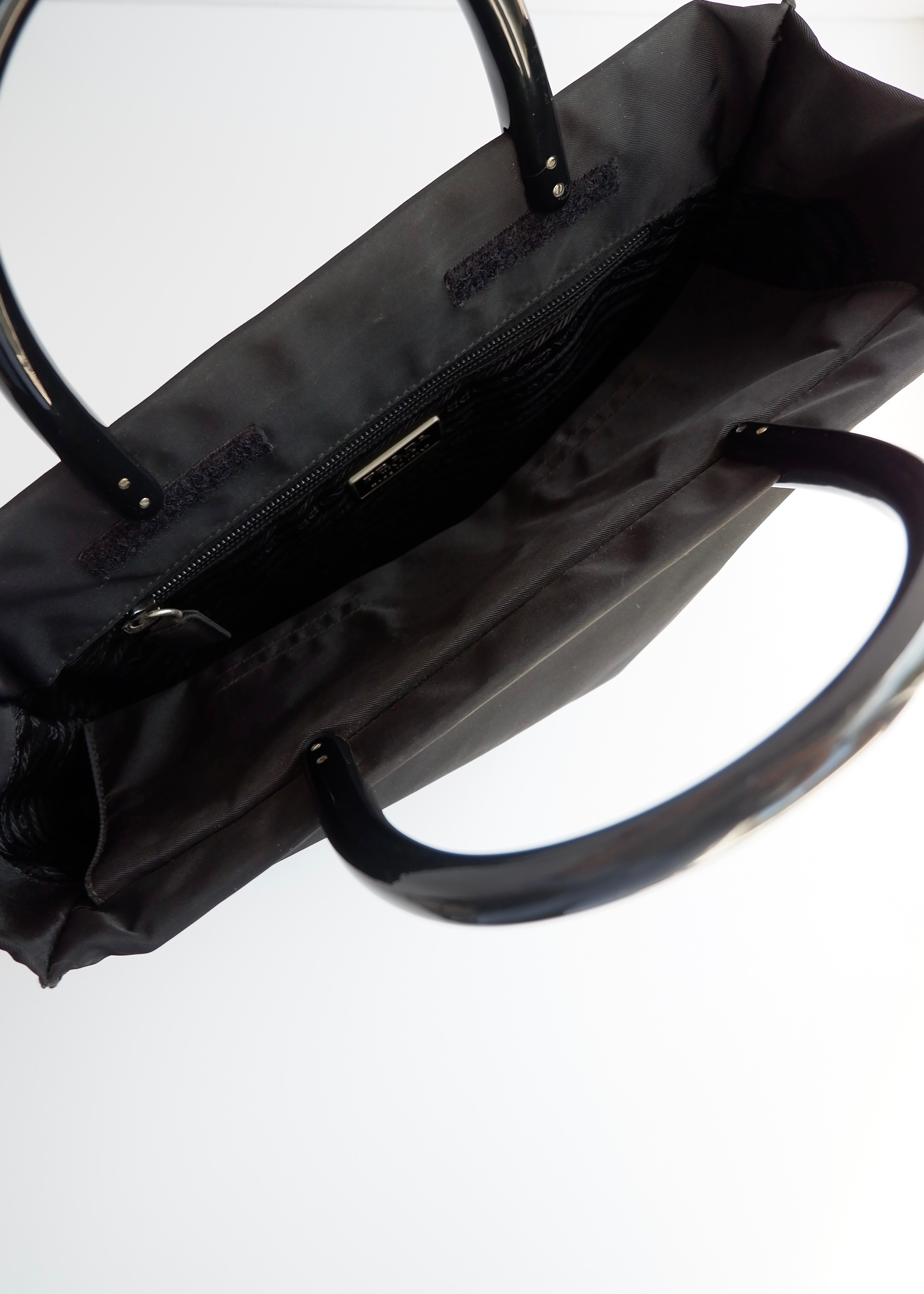 Sac à main Prada d'occasion authentique en nylon noir avec anse en acétate