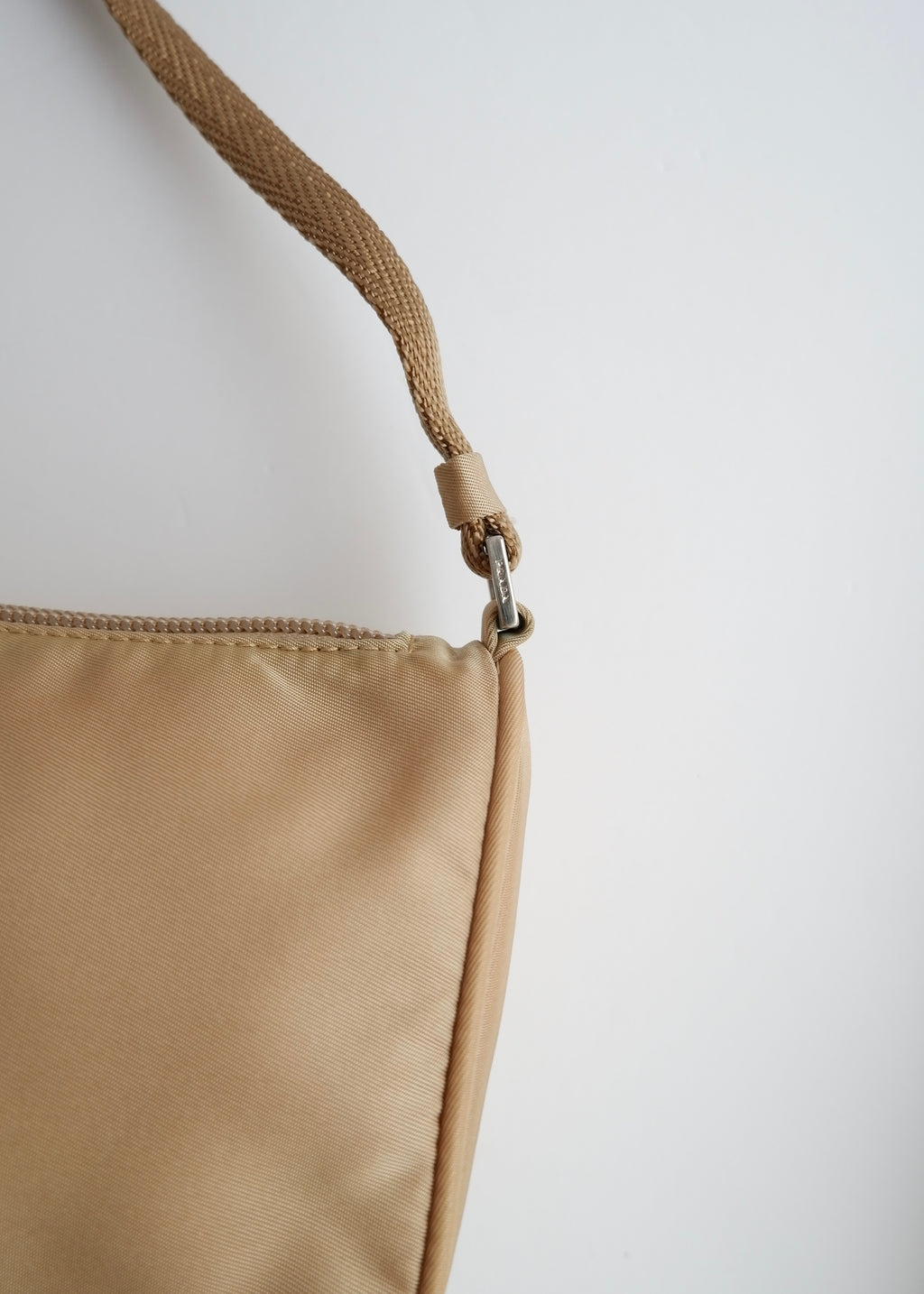 Authentique sac bandoulière Prada en nylon beige d'occasion