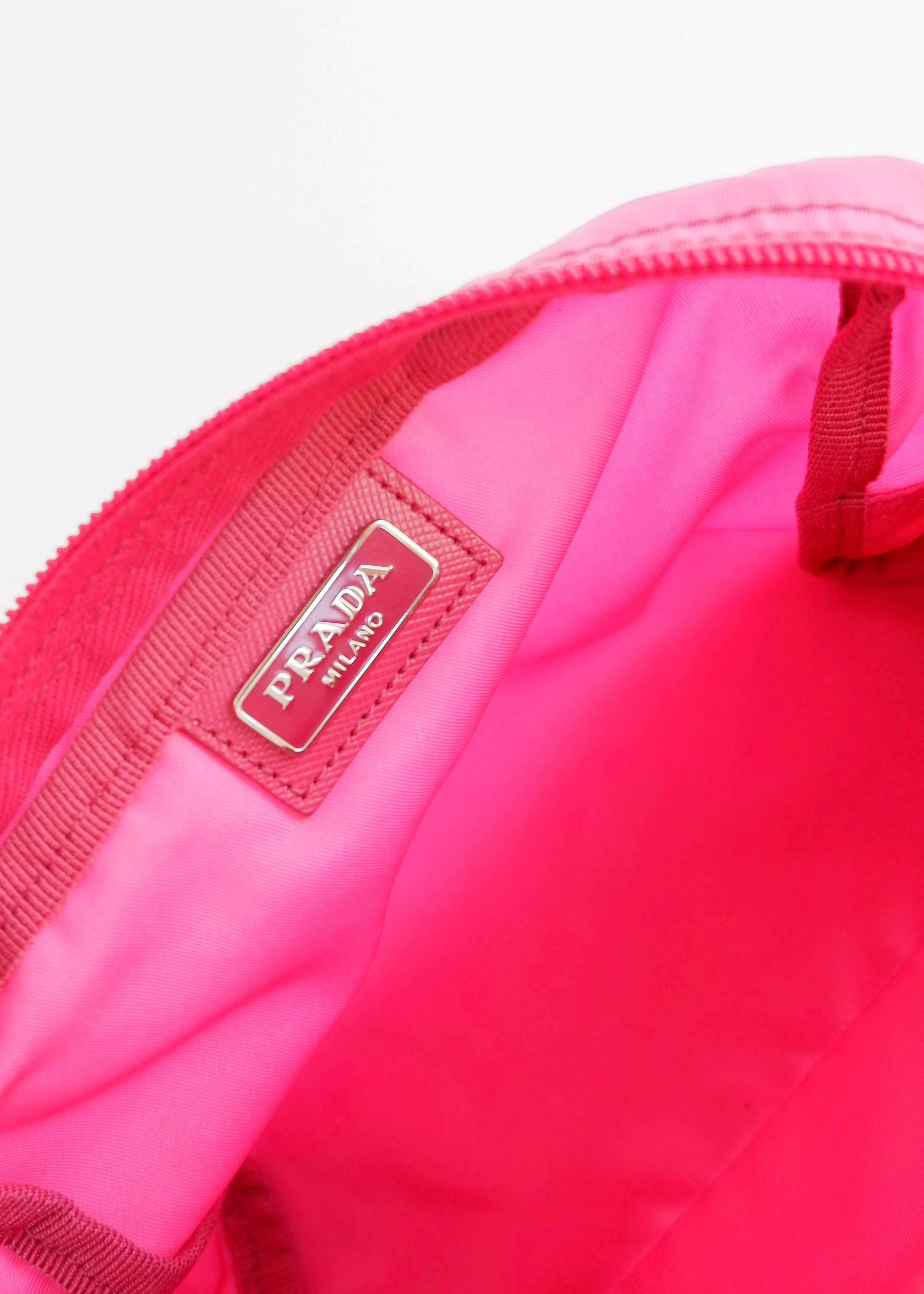 Pochette Prada authentique d'occasion en nylon rose