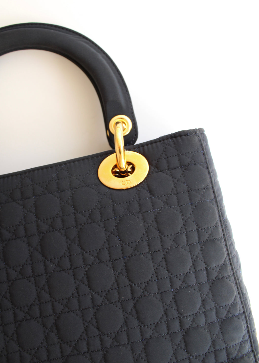 Sac à main Christian Dior Lady Dior Medium en toile bleu marine, d'occasion authentique, avec accastillage doré