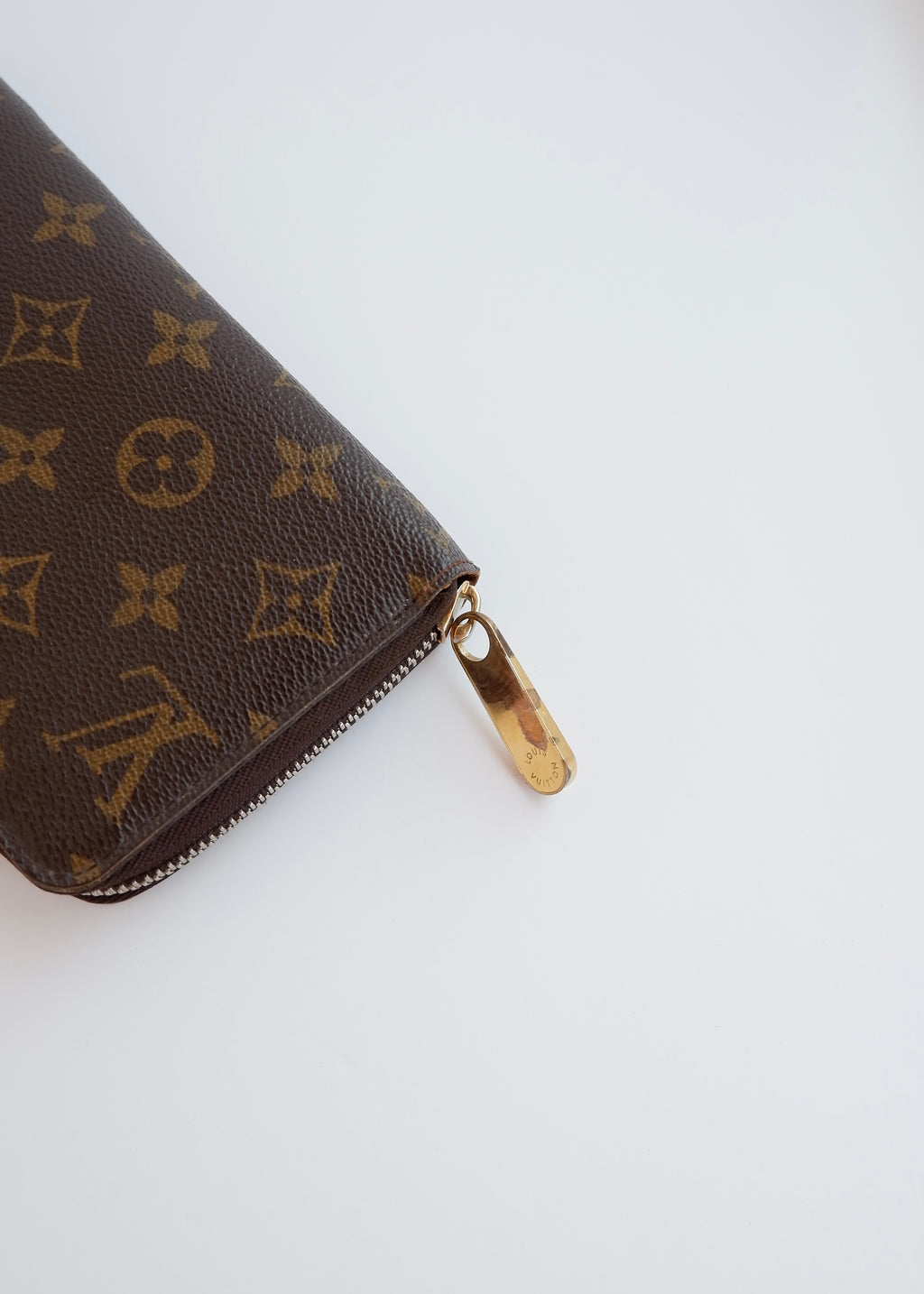 Portefeuille zippé Louis Vuitton Monogram d'occasion authentique