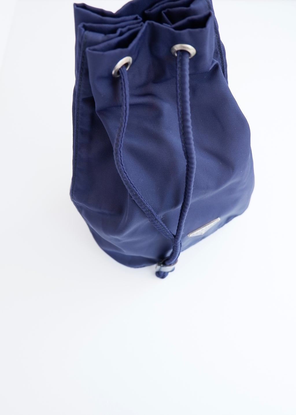 Pochette authentique d'occasion Prada en nylon bleu marine avec cordon de serrage