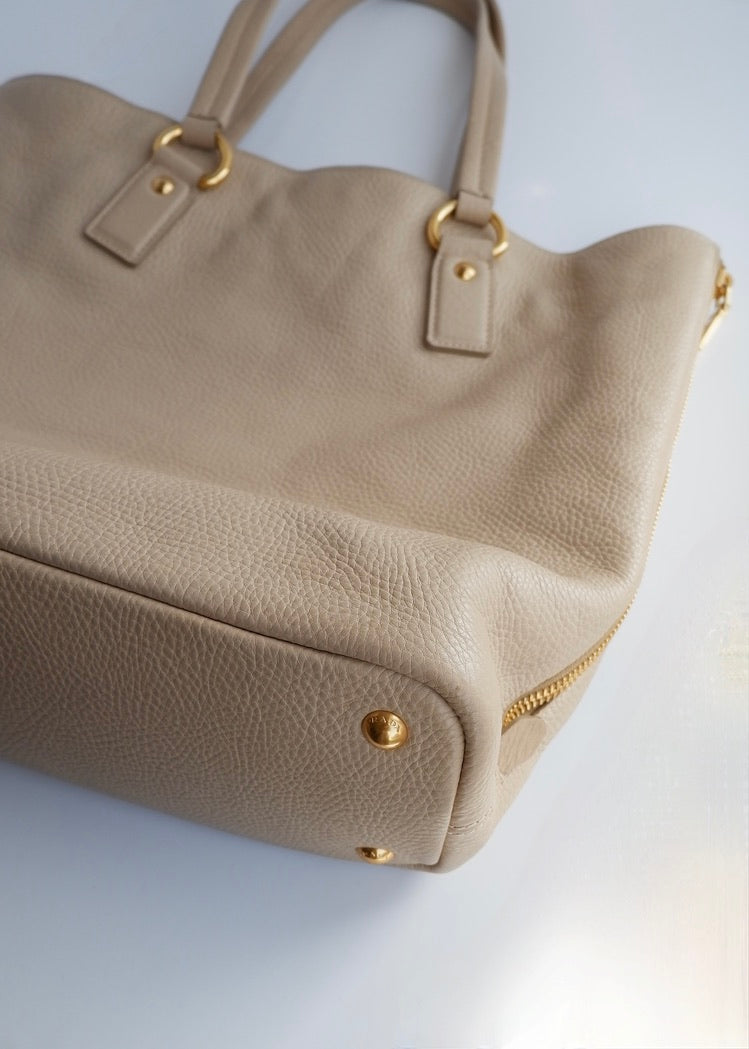 Sac cabas Prada en cuir beige, authentique et d'occasion