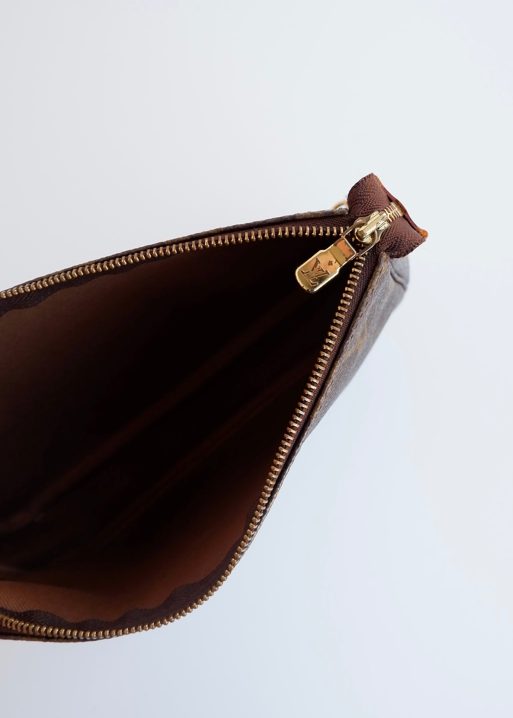 Authentique sac Louis Vuitton Pochette Accessoires monogrammé d'occasion (avec bandoulière)