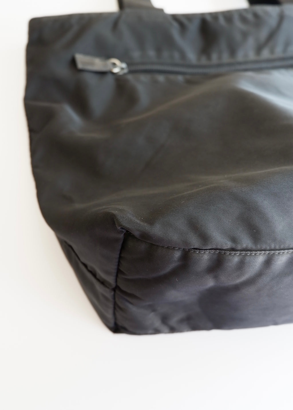 Sac cabas Prada authentique d'occasion en nylon noir à longue bandoulière