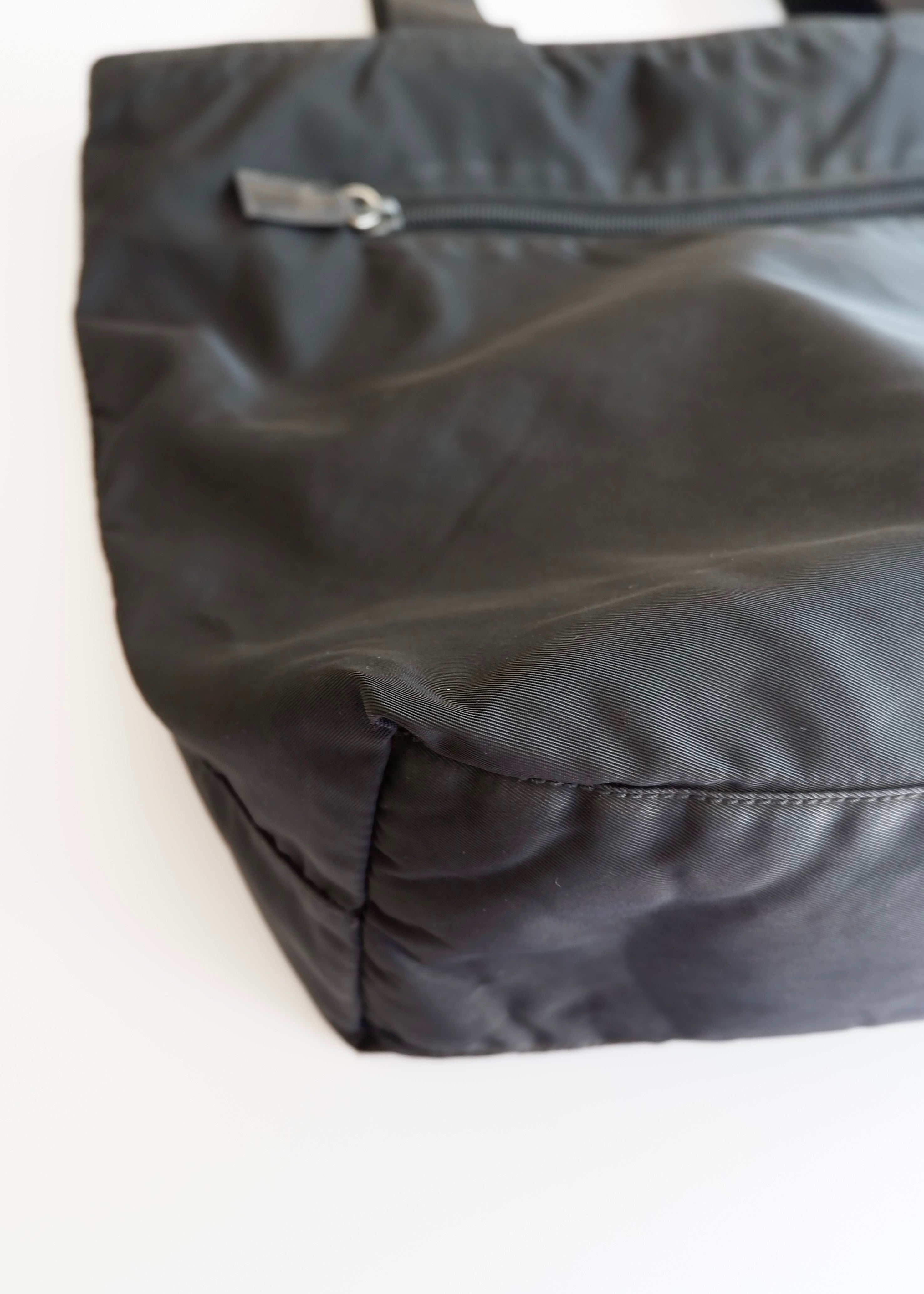 Sac cabas Prada authentique d'occasion en nylon noir à longue bandoulière