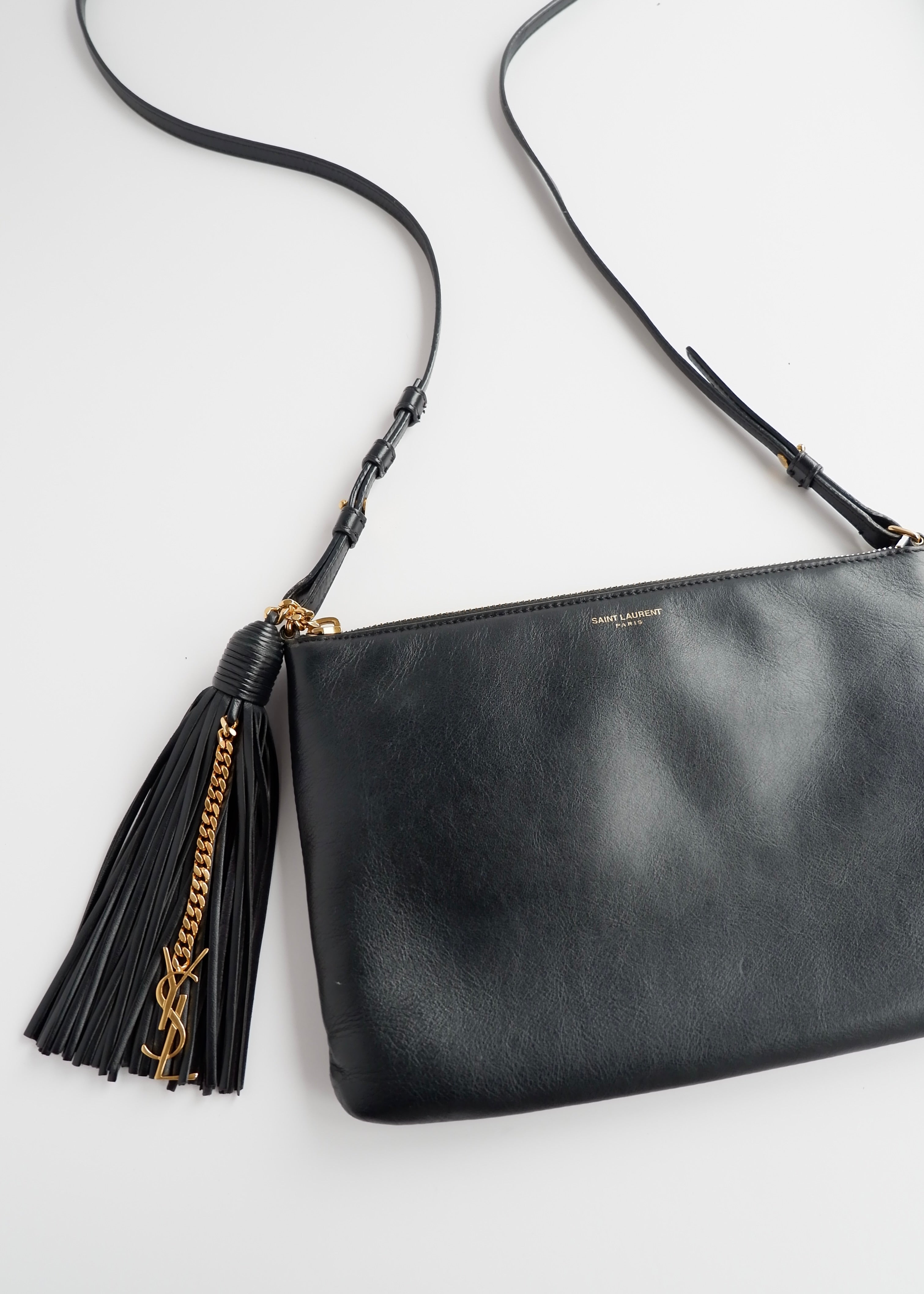 Authentique Sac bandoulière Saint Laurent YSL Monogramme Adolescent en cuir noir d'occasion