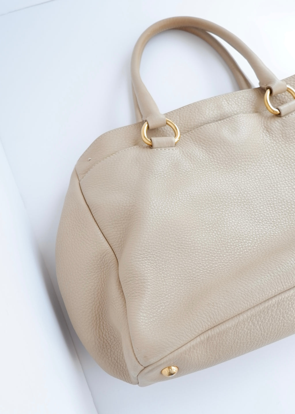 Sac cabas/bandoulière Prada en cuir beige, authentique, d'occasion