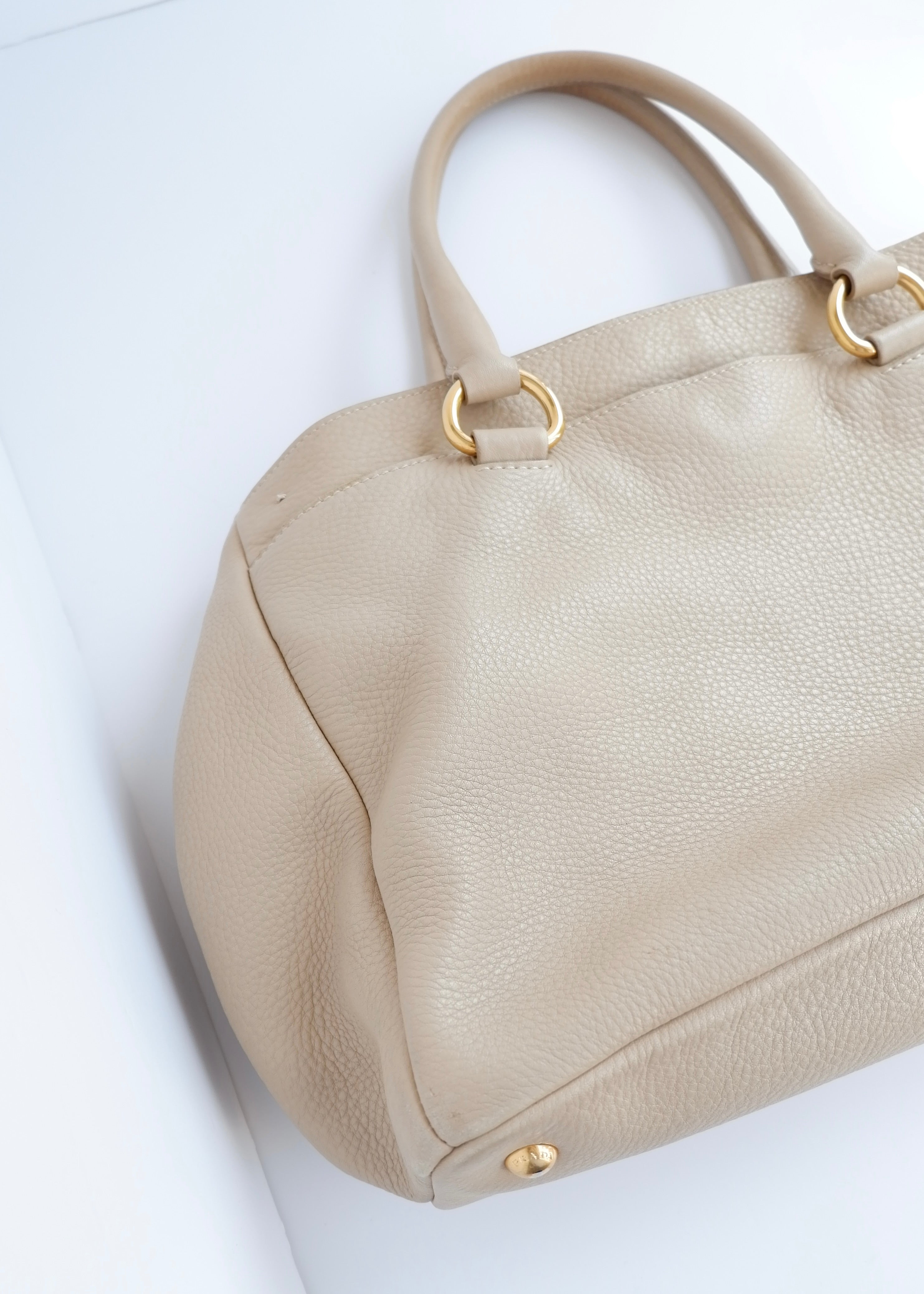 Sac cabas/bandoulière Prada en cuir beige, authentique, d'occasion
