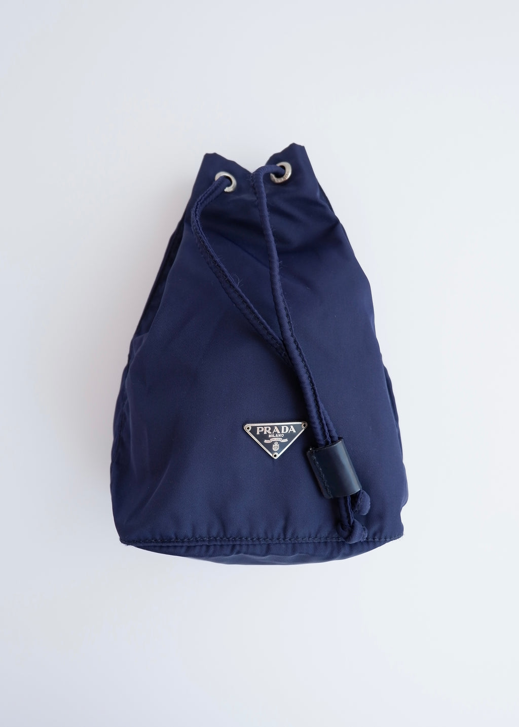 Pochette authentique d'occasion Prada en nylon bleu marine avec cordon de serrage