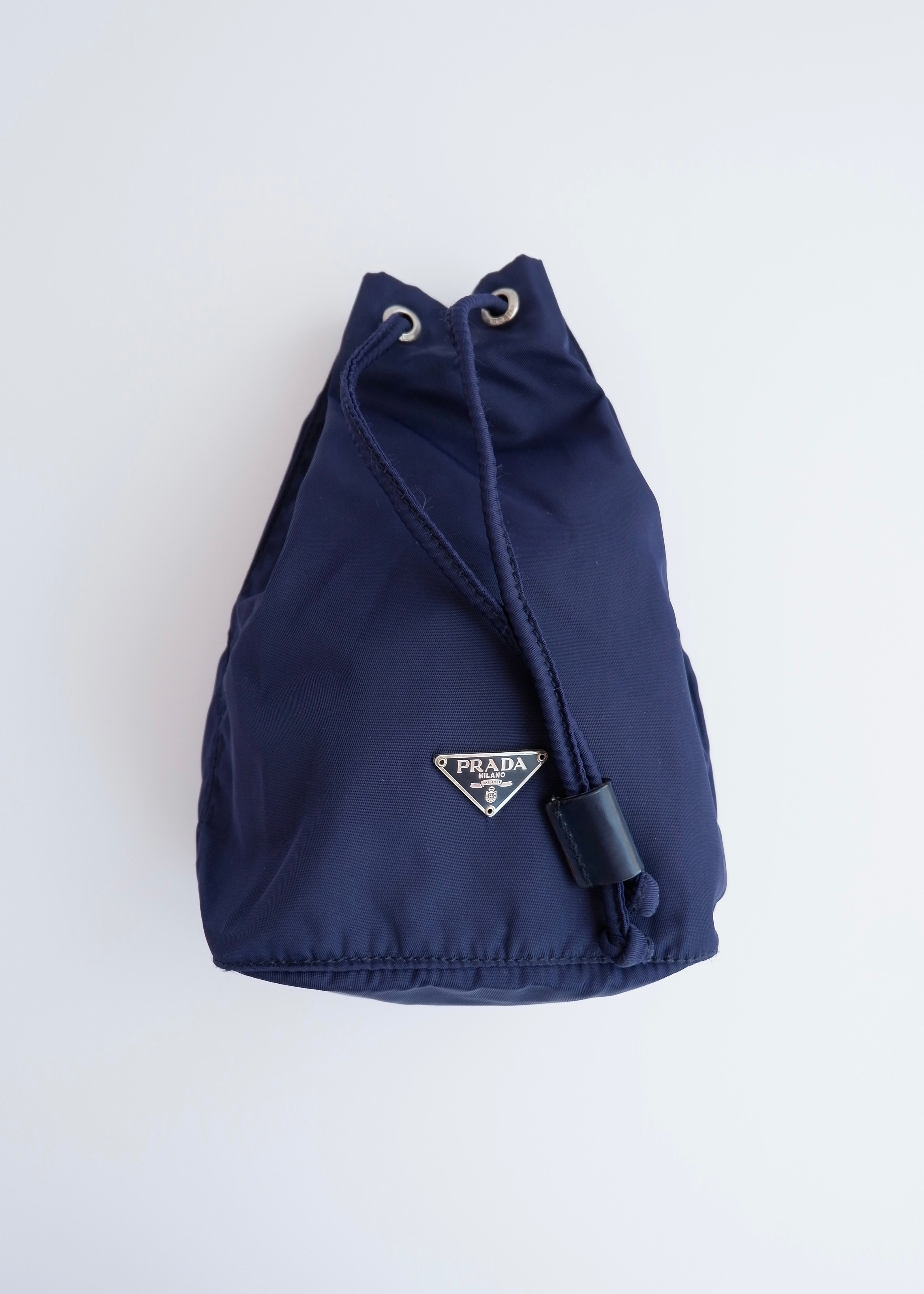 Pochette authentique d'occasion Prada en nylon bleu marine avec cordon de serrage