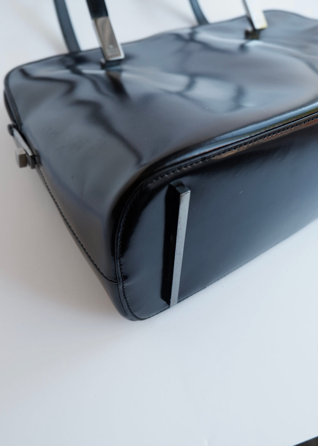 Sac bandoulière long Gucci authentique d'occasion en cuir verni noir