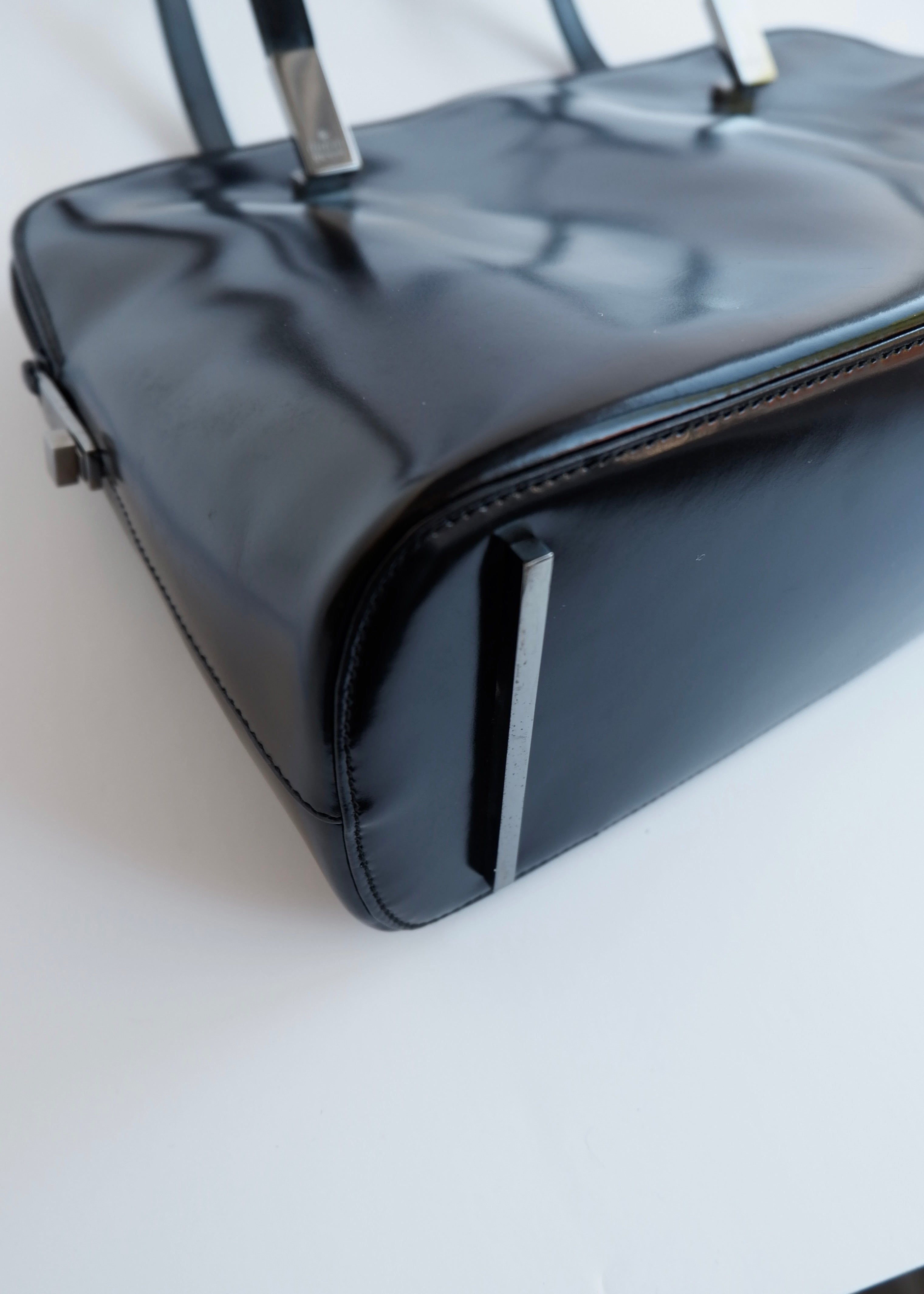 Sac bandoulière long Gucci authentique d'occasion en cuir verni noir