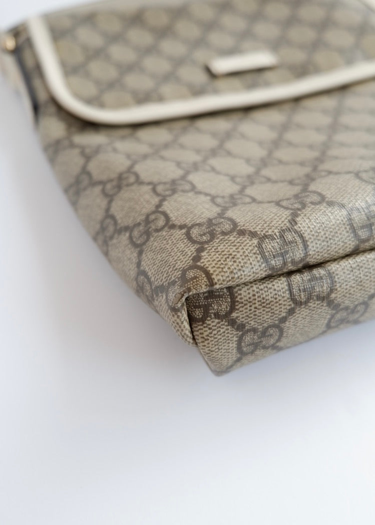 Authentique Sac bandoulière Gucci en toile GG blanche d'occasion