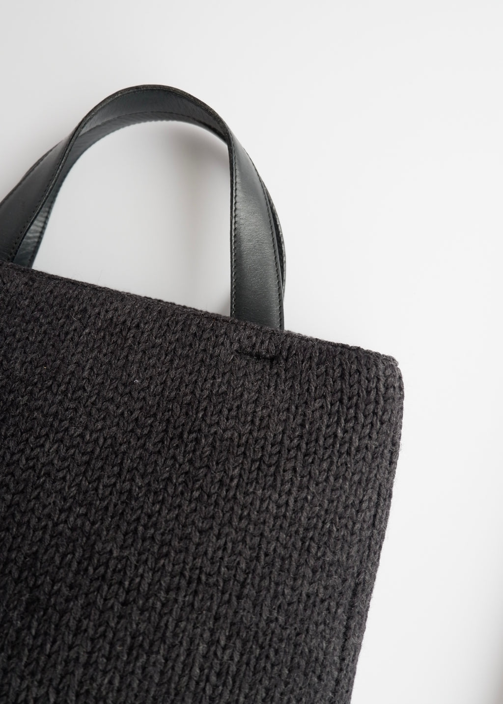 Authentique sac à main Prada en tricot et cuir noir d'occasion