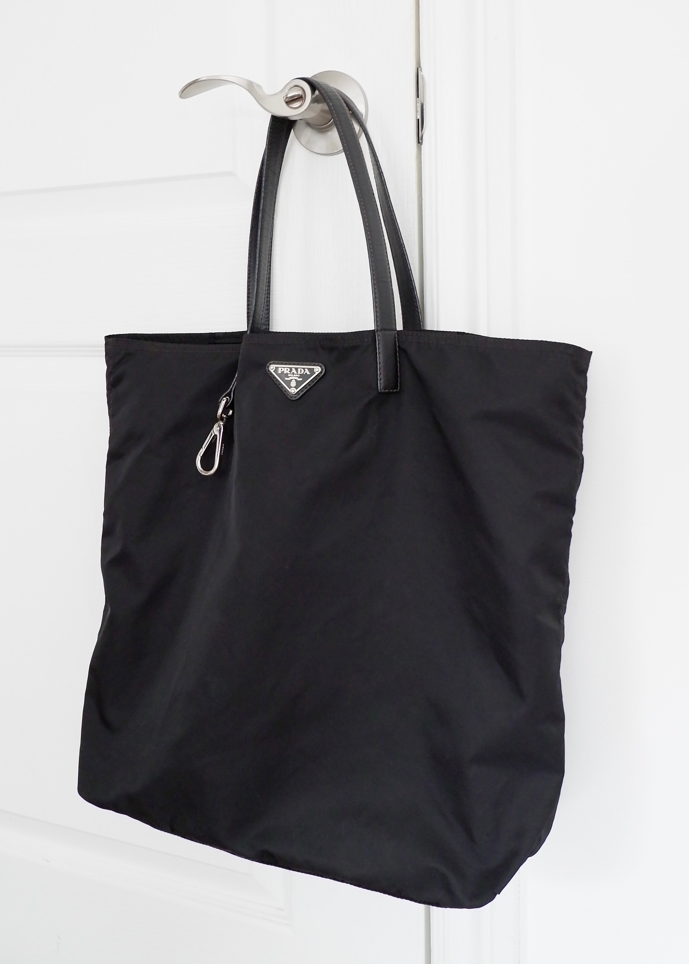 Sac cabas Prada authentique en nylon noir d'occasion