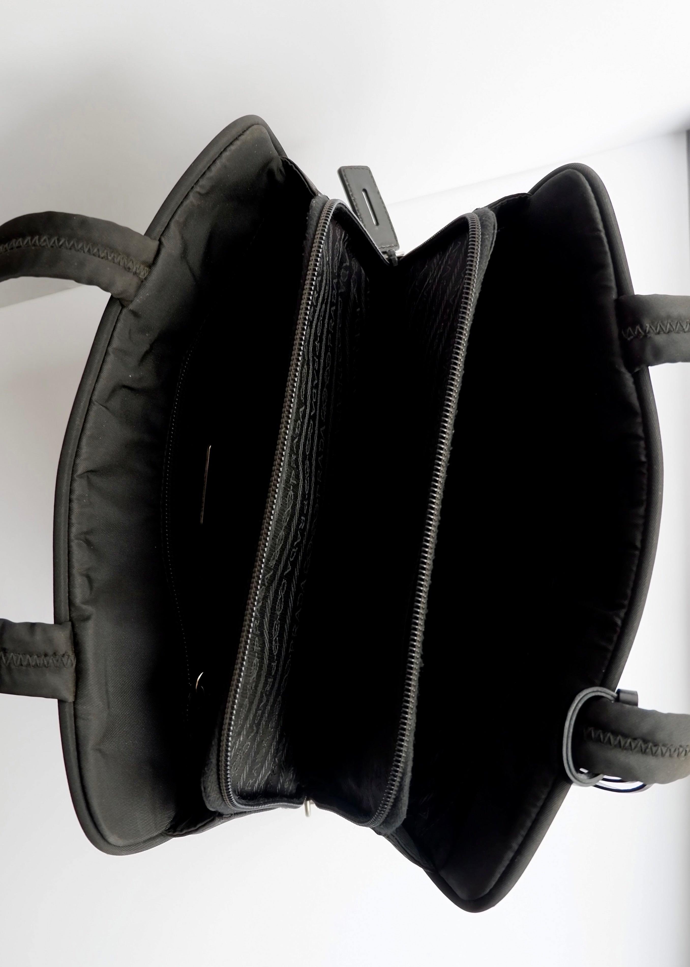 Authentique sac à poignée supérieure en nylon noir Prada d'occasion