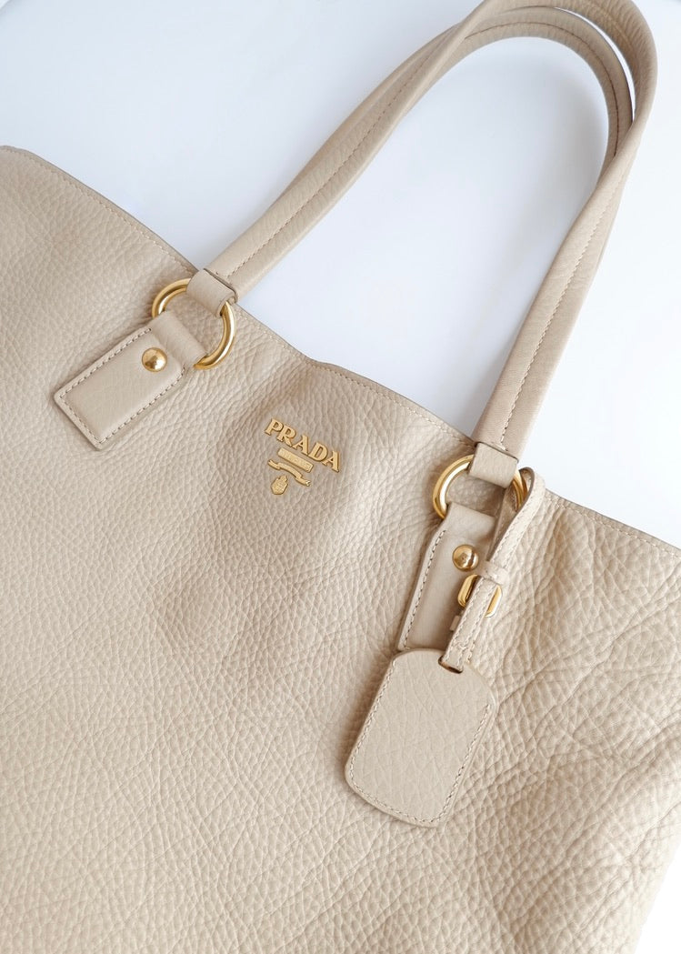 Sac cabas Prada en cuir beige, authentique et d'occasion