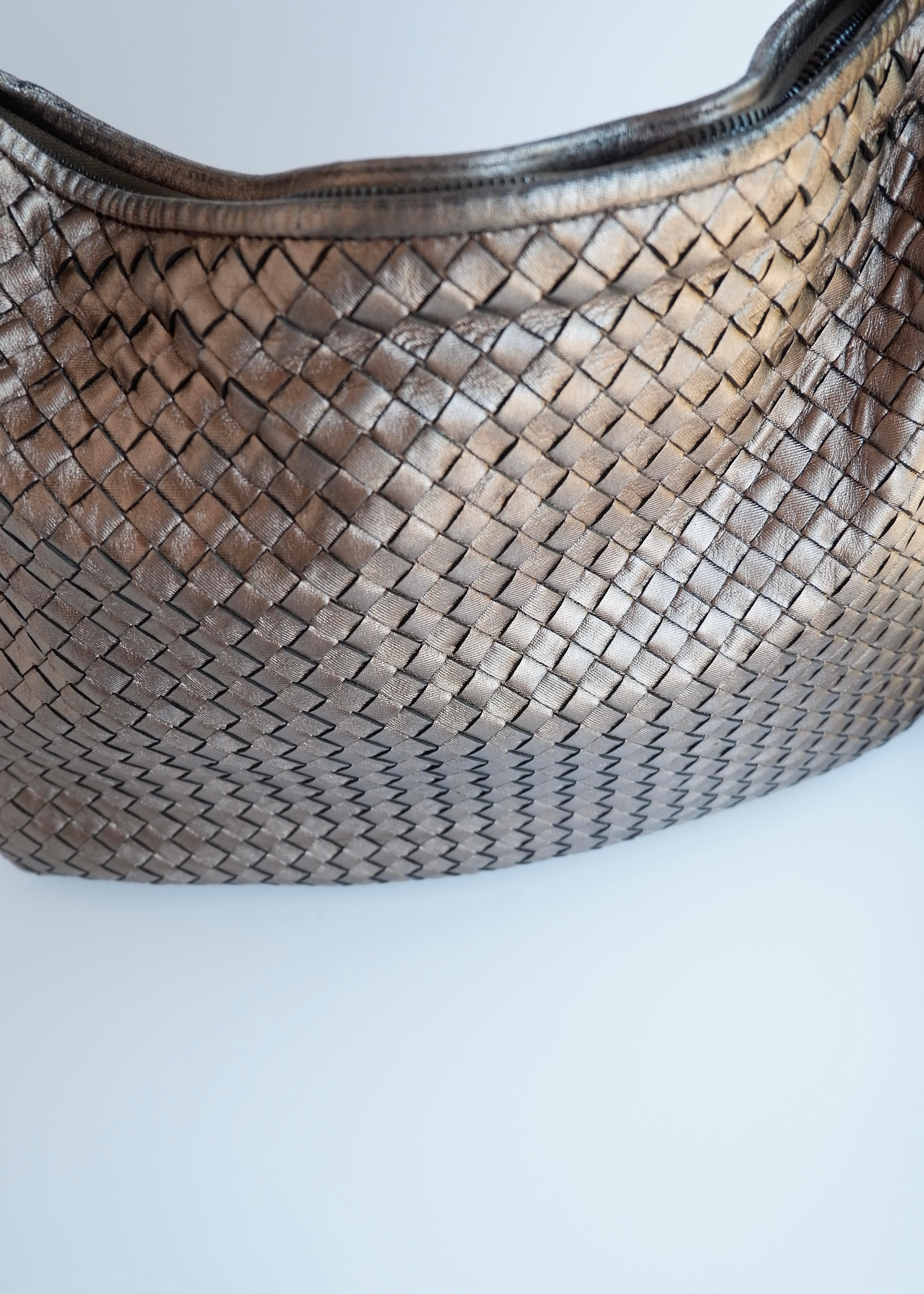 Sac porté épaule hobo Bottega Veneta Intrecciato en cuir bronze métallique d'occasion authentique