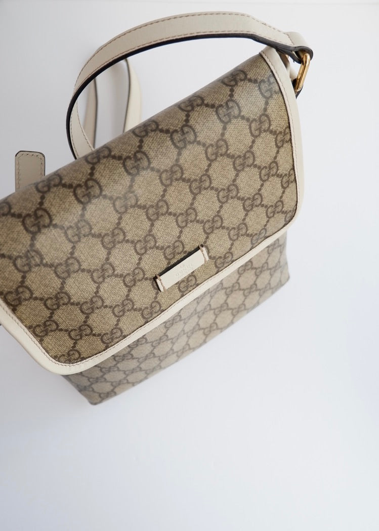 Authentique Sac bandoulière Gucci en toile GG blanche d'occasion