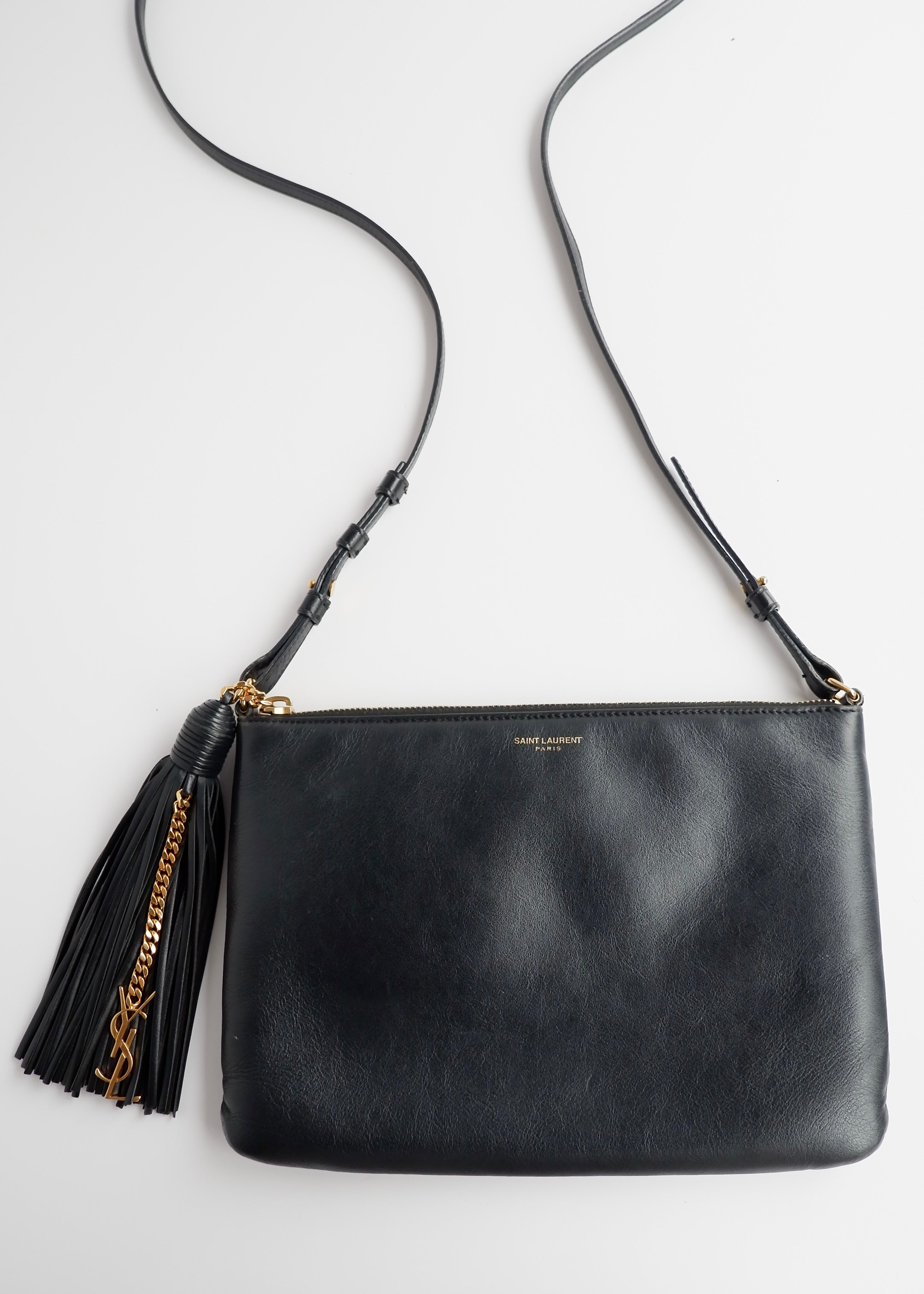 Authentique Sac bandoulière Saint Laurent YSL Monogramme Adolescent en cuir noir d'occasion