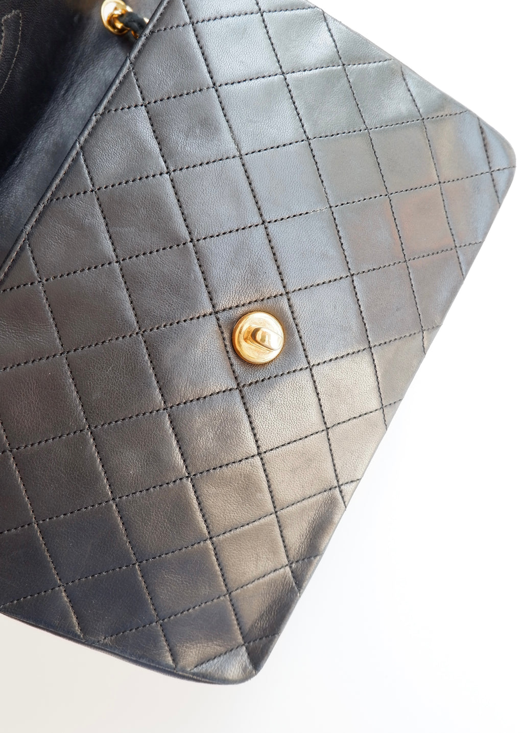 Authentique sac Chanel vintage d'occasion en agneau noir à rabat simple avec quincaillerie dorée