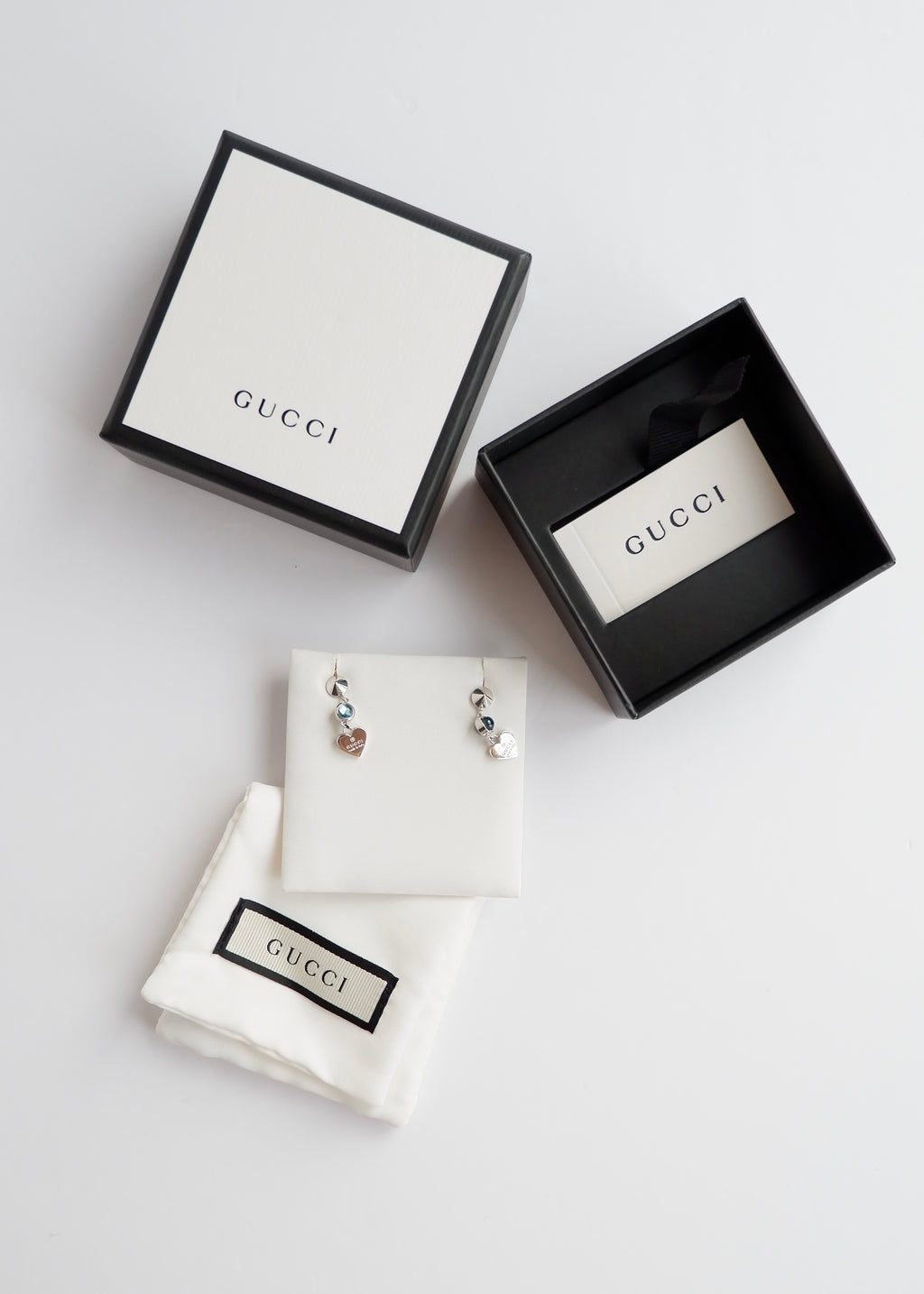 Boucles d'oreilles pendantes Gucci cœurs argentés avec pierres bleues, pré-aimées et authentiques