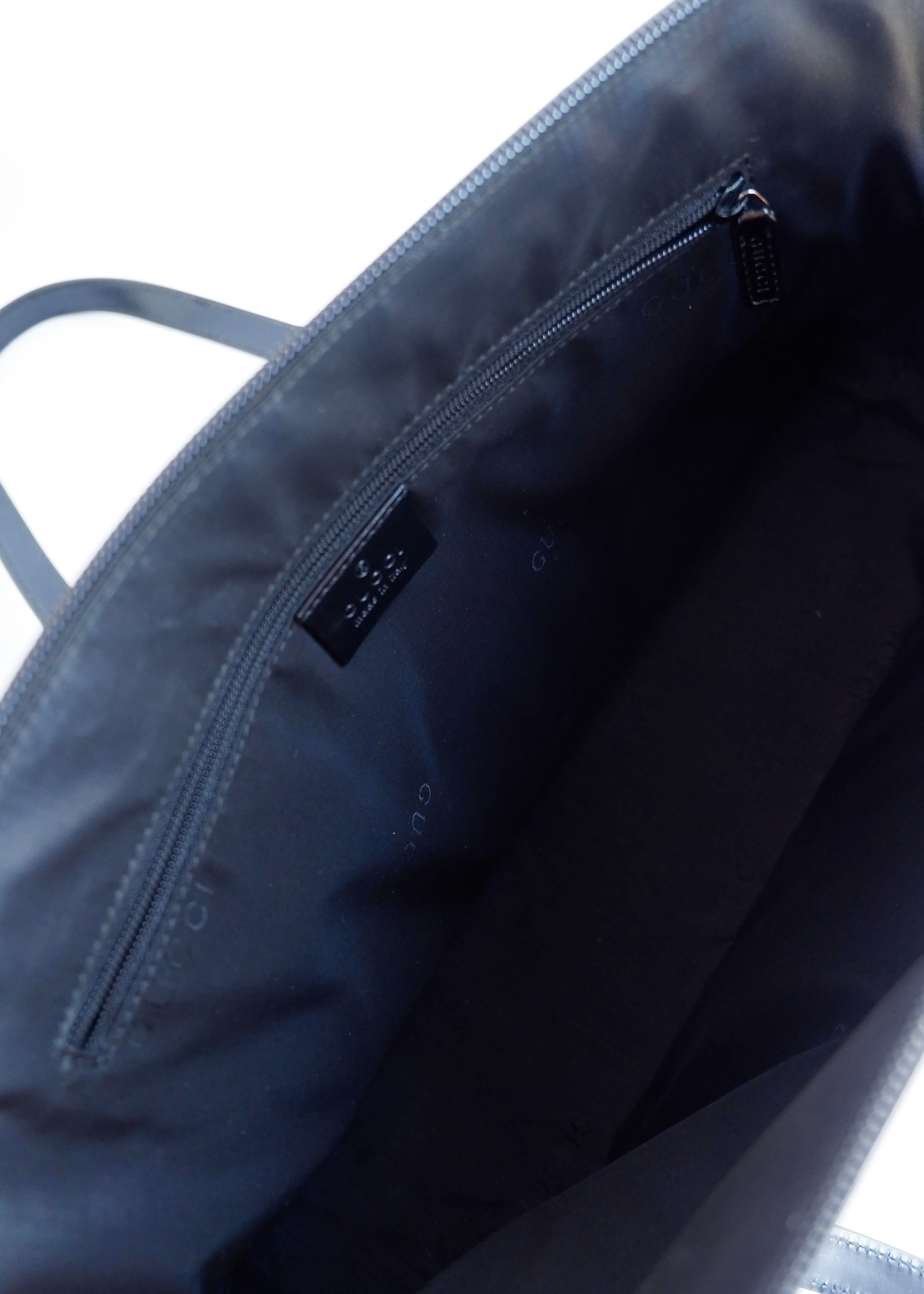 Sac bandoulière long Gucci authentique d'occasion en cuir verni noir